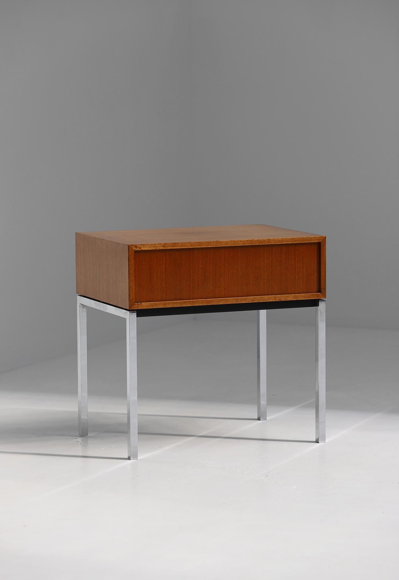consola o mesa auxiliar de madera con patas cromadas de Florence Knoll con años 60 Moderno de mediados de siglo en venta