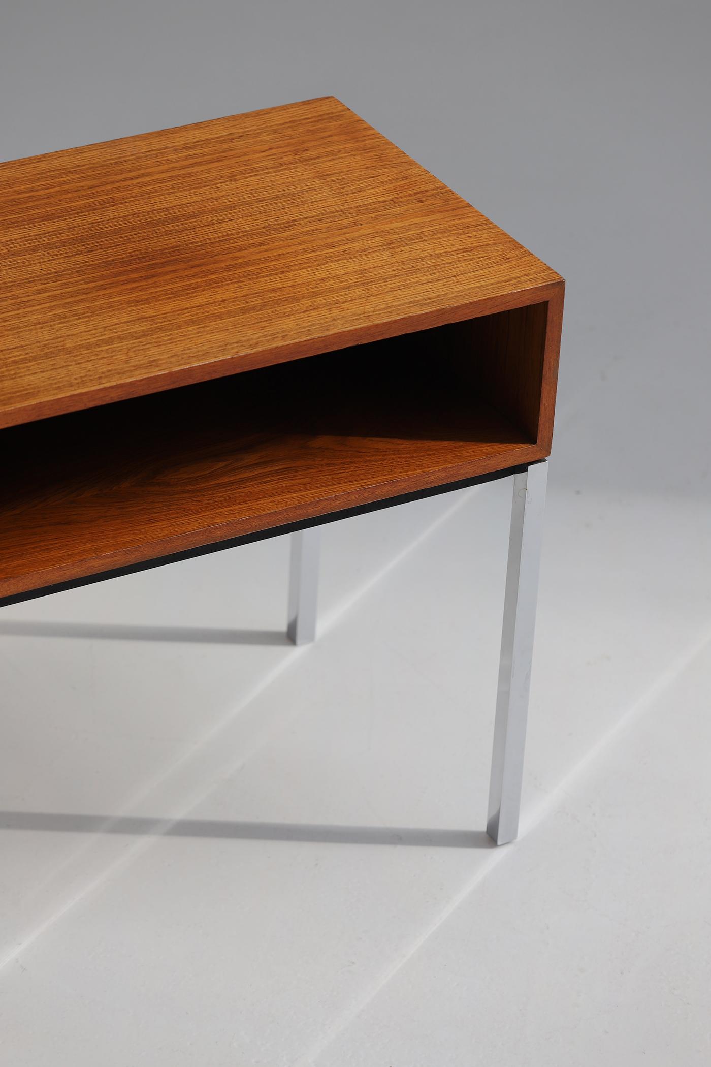consola o mesa auxiliar de madera con patas cromadas de Florence Knoll con años 60 mediados del siglo XX en venta