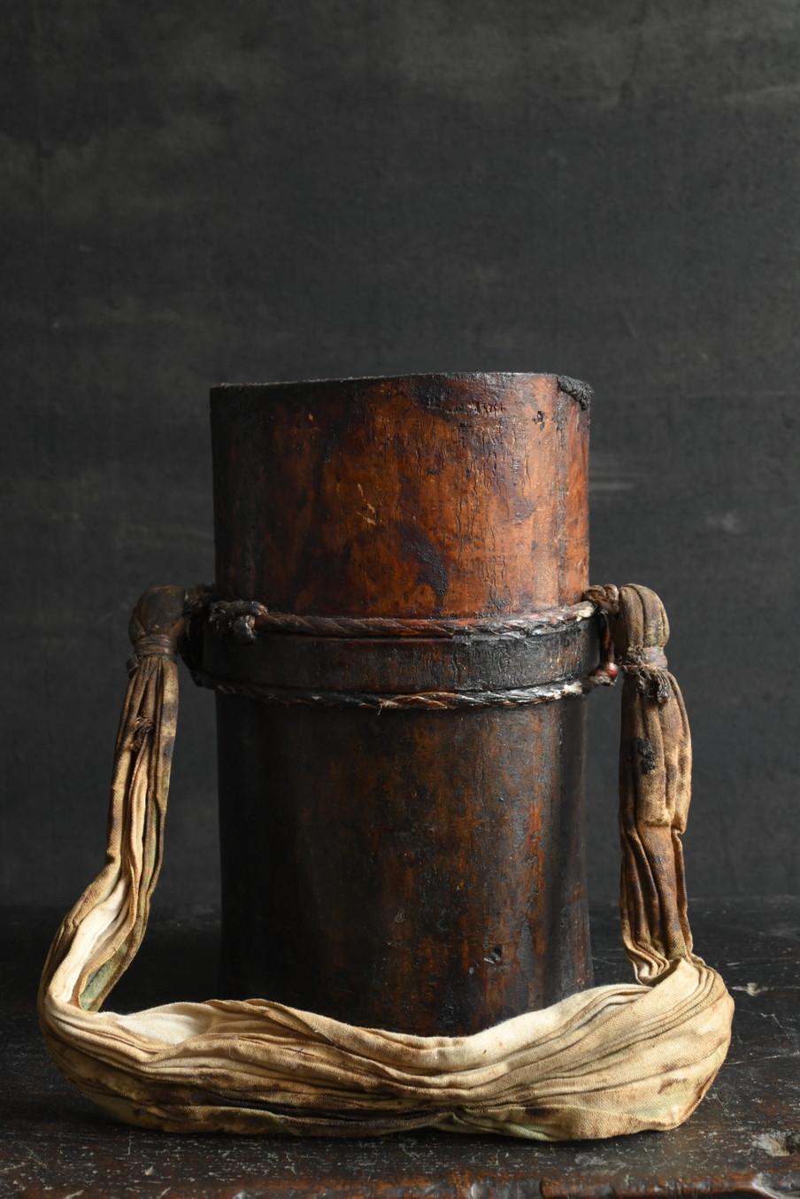 This is a container used by craftsmen who harvest lacquer in Japan.
In Japanese, it is called 