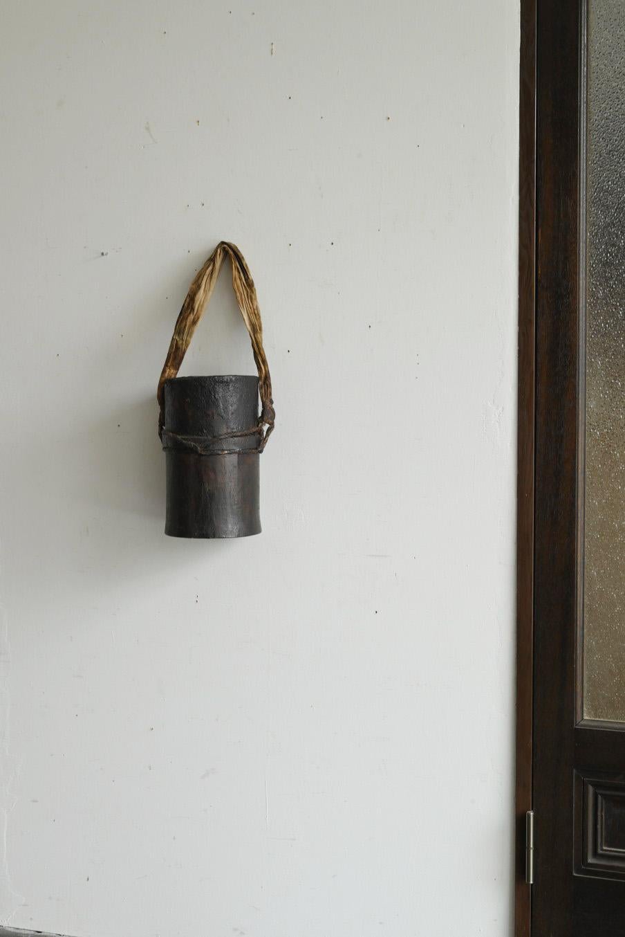 Wooden container used by old Japanese lacquer craftsmen/wall-hanging flower vase In Good Condition In Sammu-shi, Chiba