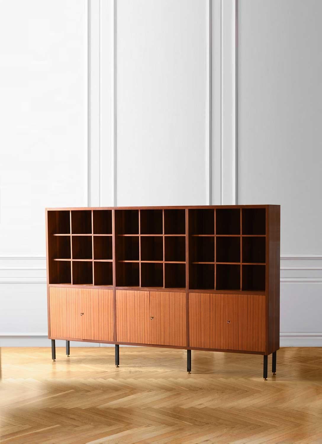 Wooden sideboard with modular shelves and doors, Italy 1960.
Dimensions: 200 W x 134 H x 29 D cm