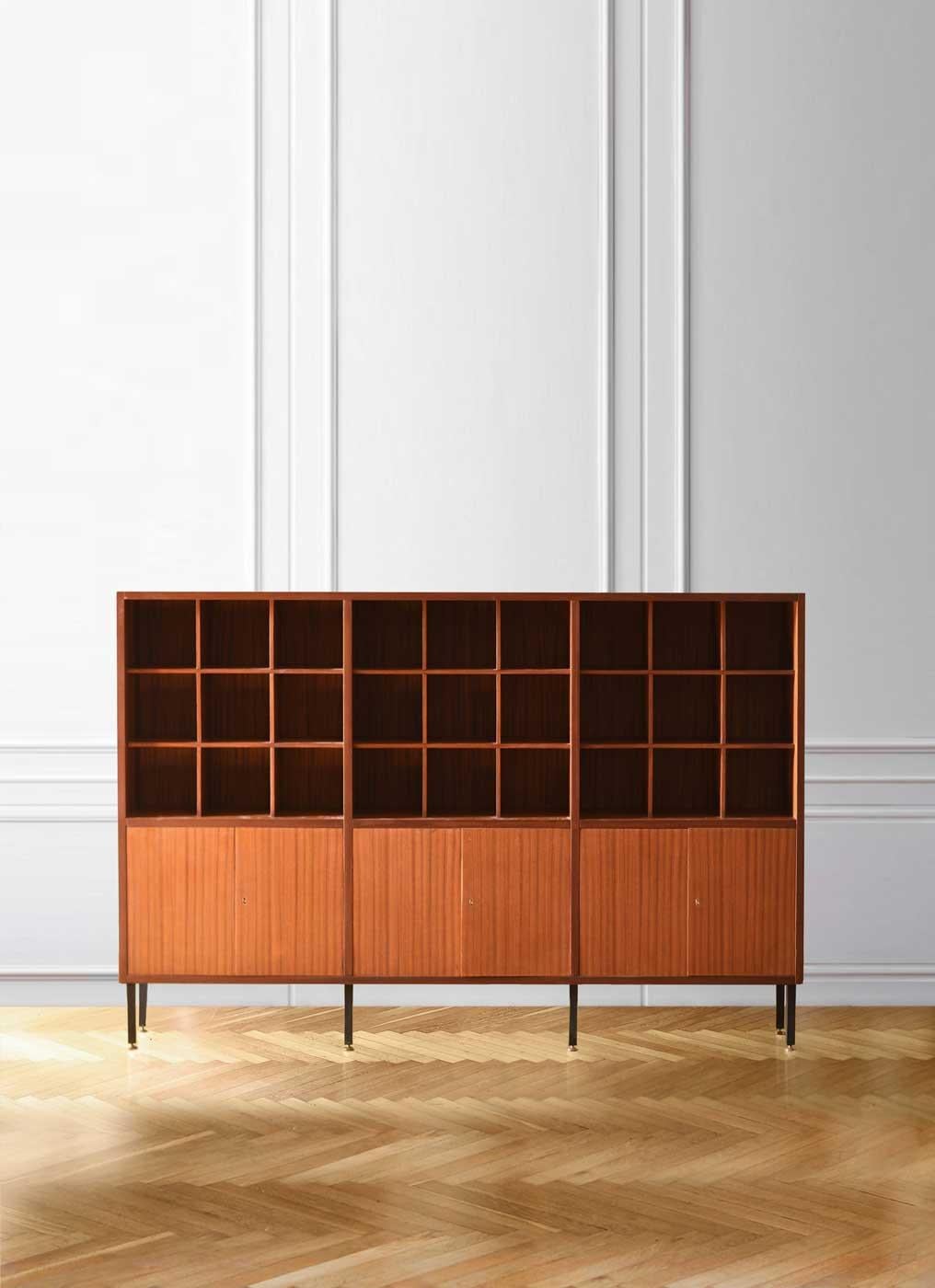 Wooden credenza with modular shelves and doors, Italy 1960. For Sale 3