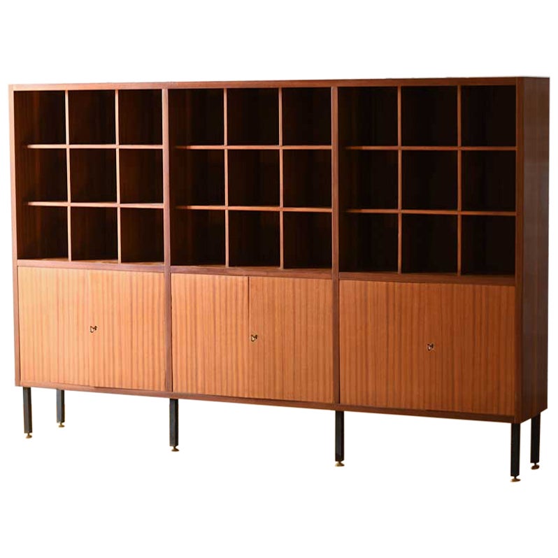 Credenza in legno con ripiani e ante modulari, Italia 1960.