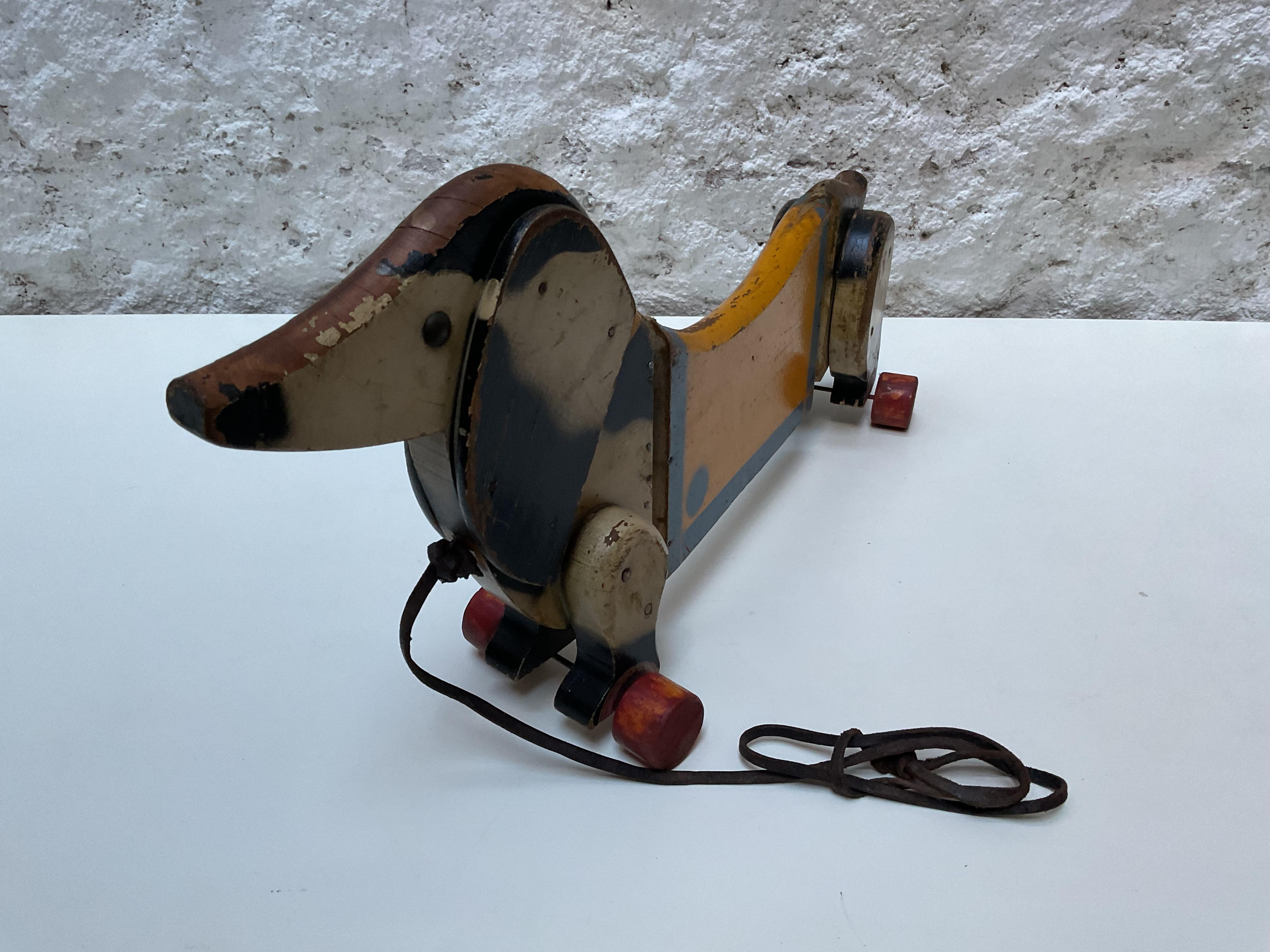 Hölzernes Dackel-Ziehspielzeug auf Rädern, CIRCA 1940 im Angebot 3