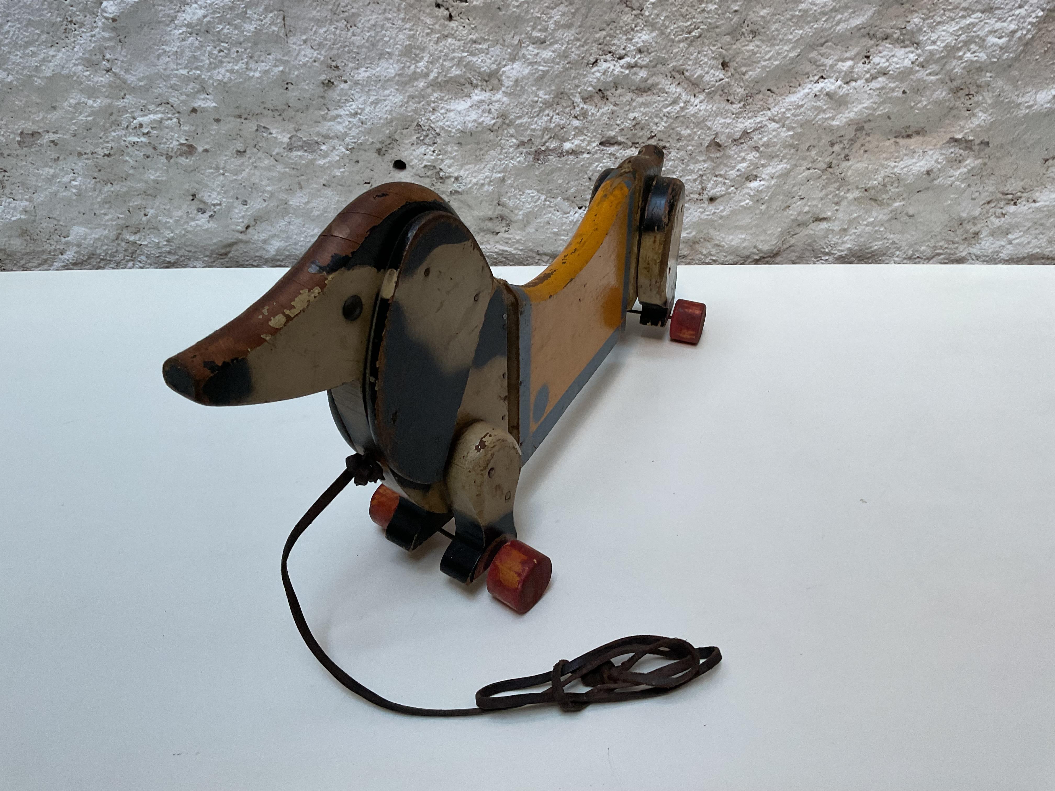 Hölzernes Dackel-Ziehspielzeug auf Rädern, CIRCA 1940 im Angebot 4