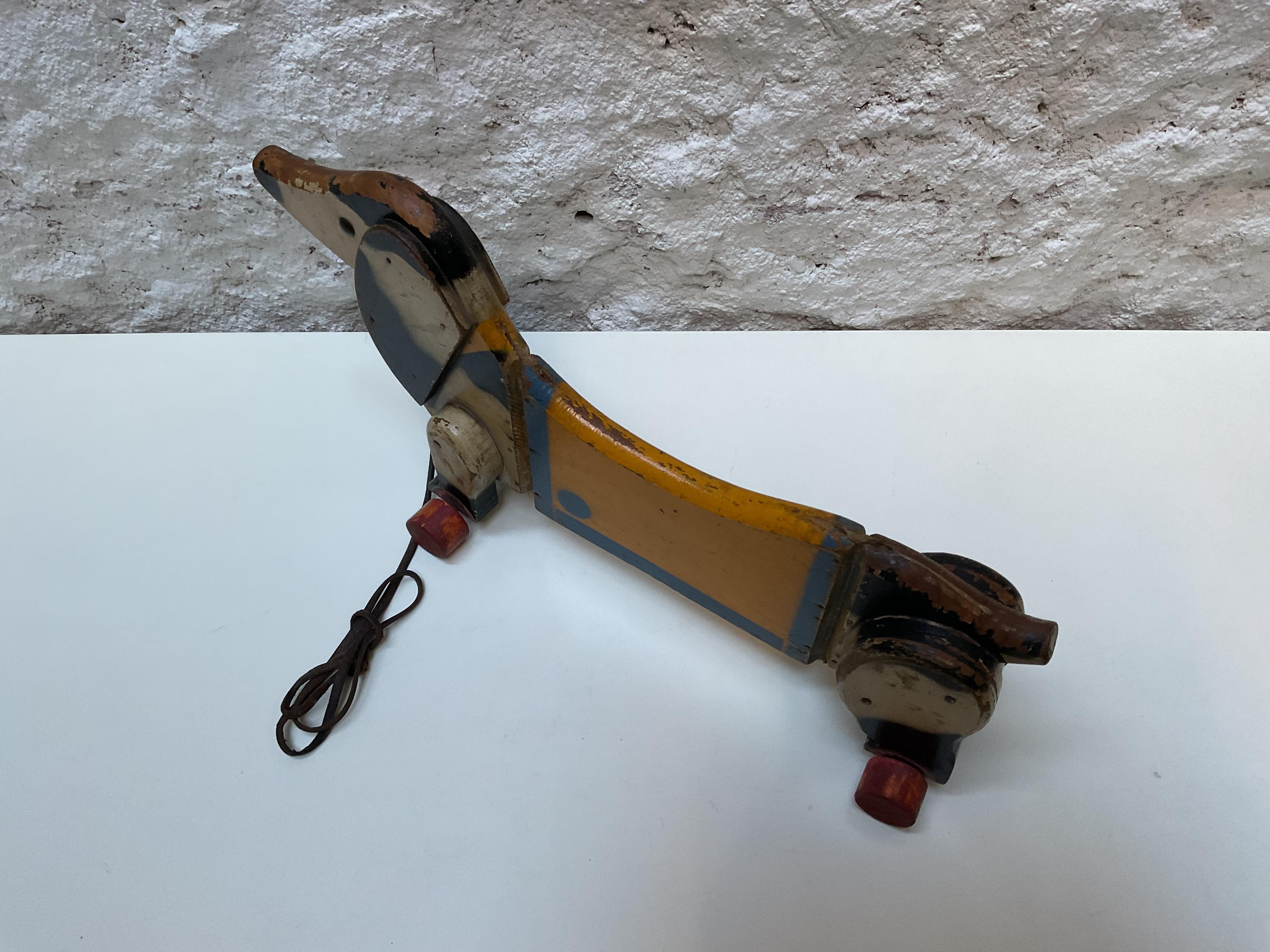 Hölzernes Dackel-Ziehspielzeug auf Rädern, CIRCA 1940 im Angebot 5