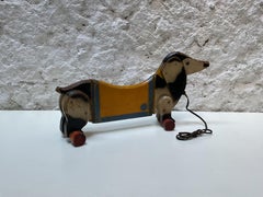 Hölzernes Dackel-Ziehspielzeug auf Rädern, CIRCA 1940