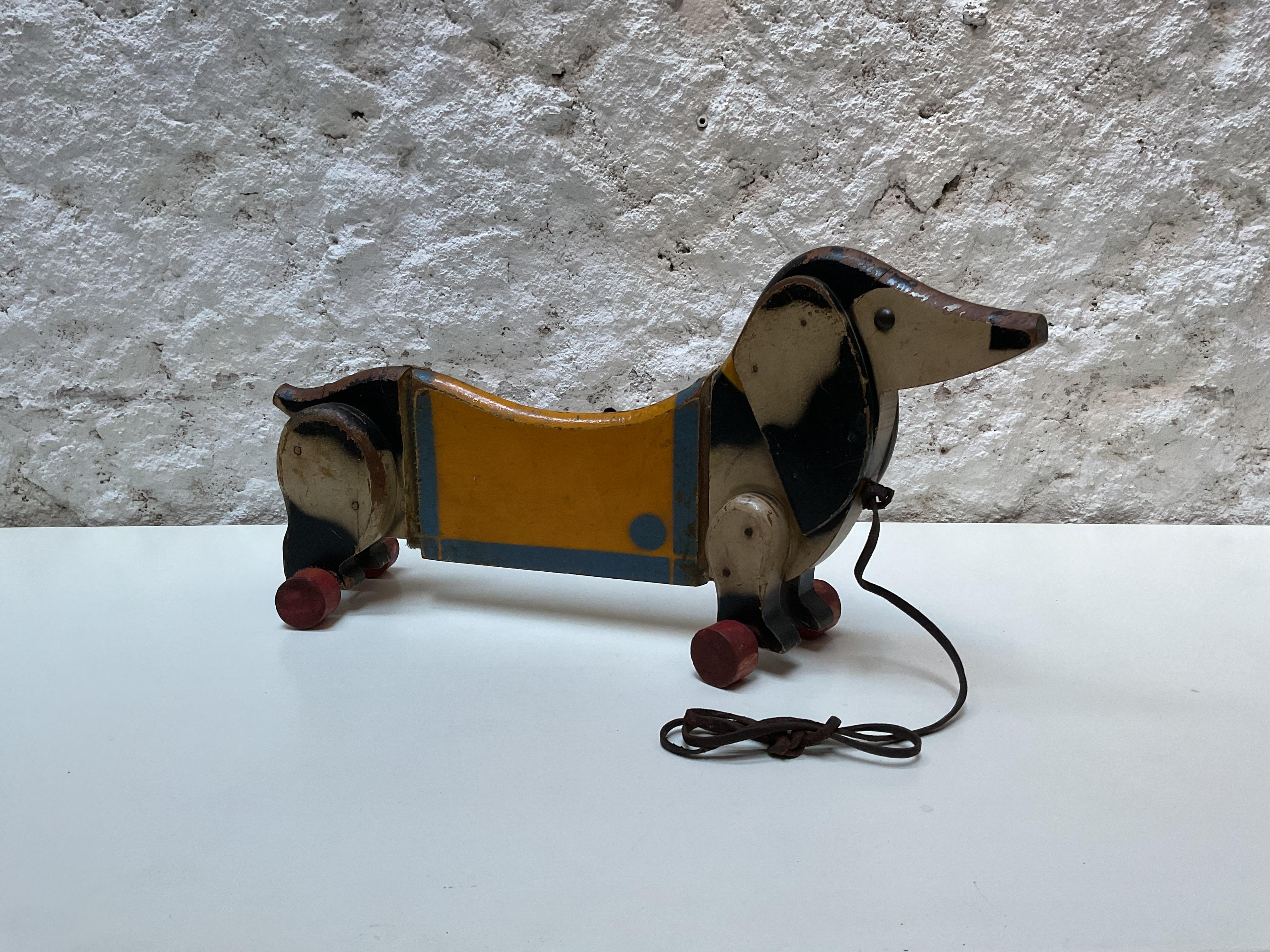 Hölzernes Dackel-Ziehspielzeug auf Rädern, CIRCA 1940 (Bauhaus) im Angebot