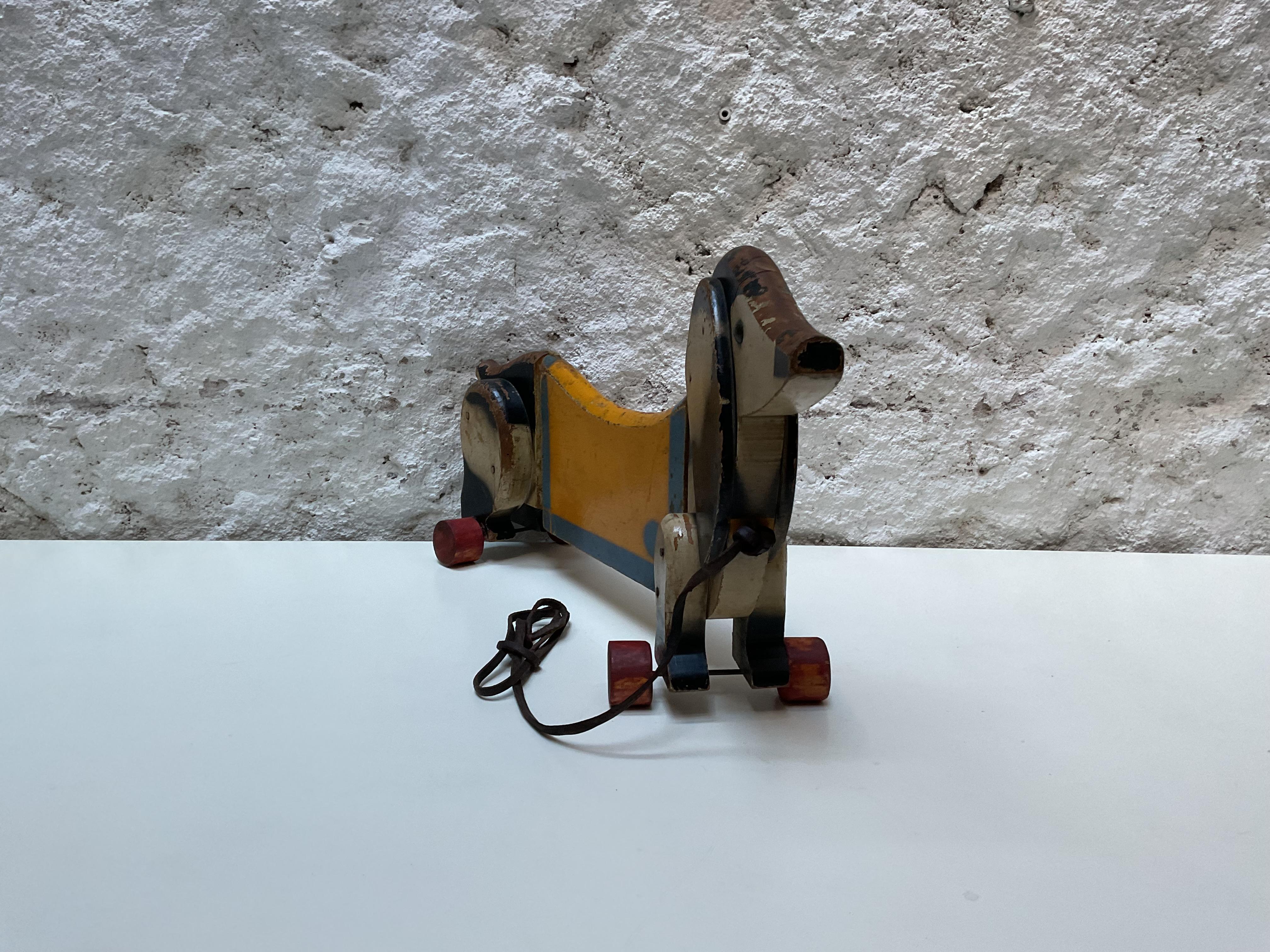 Hölzernes Dackel-Ziehspielzeug auf Rädern, CIRCA 1940 (Spanisch) im Angebot