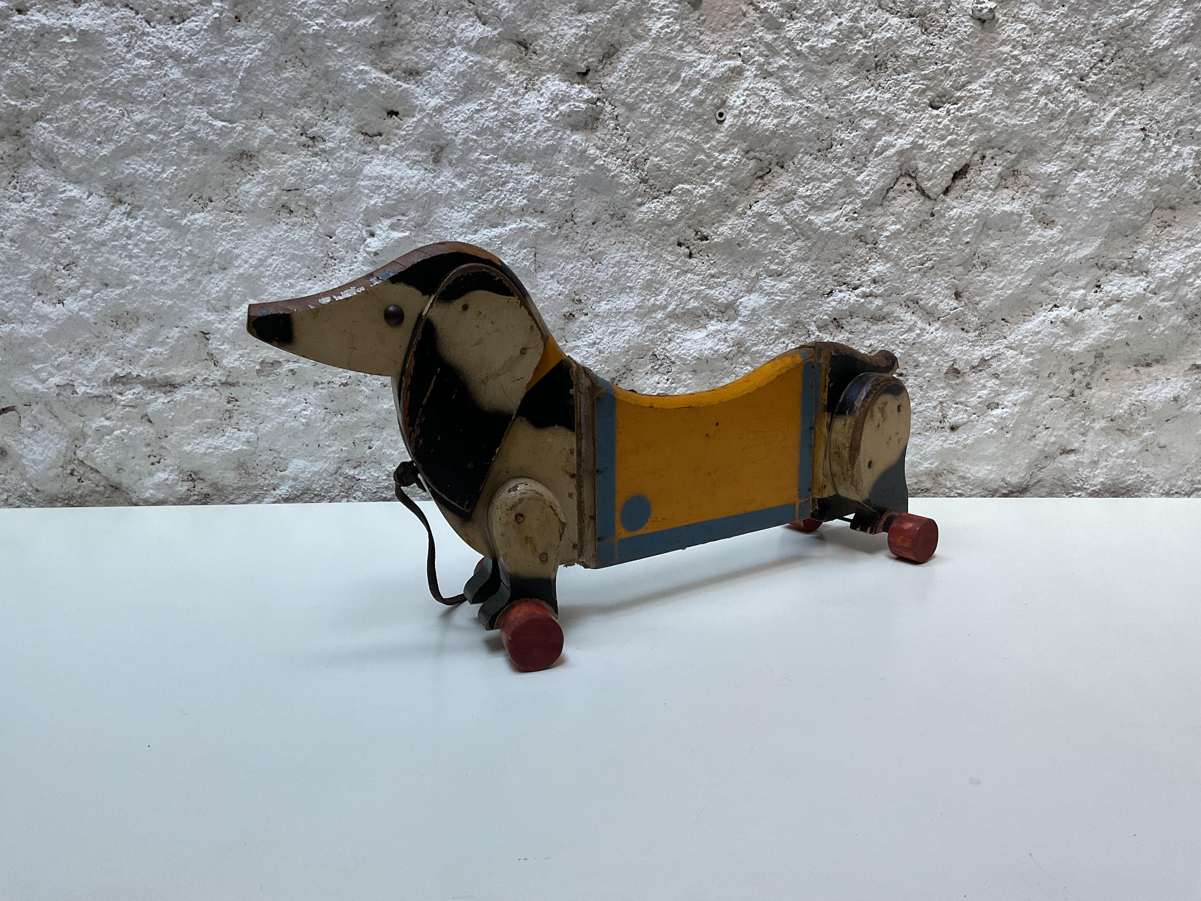 Hölzernes Dackel-Ziehspielzeug auf Rädern, CIRCA 1940 im Zustand „Gut“ im Angebot in Barcelona, ES