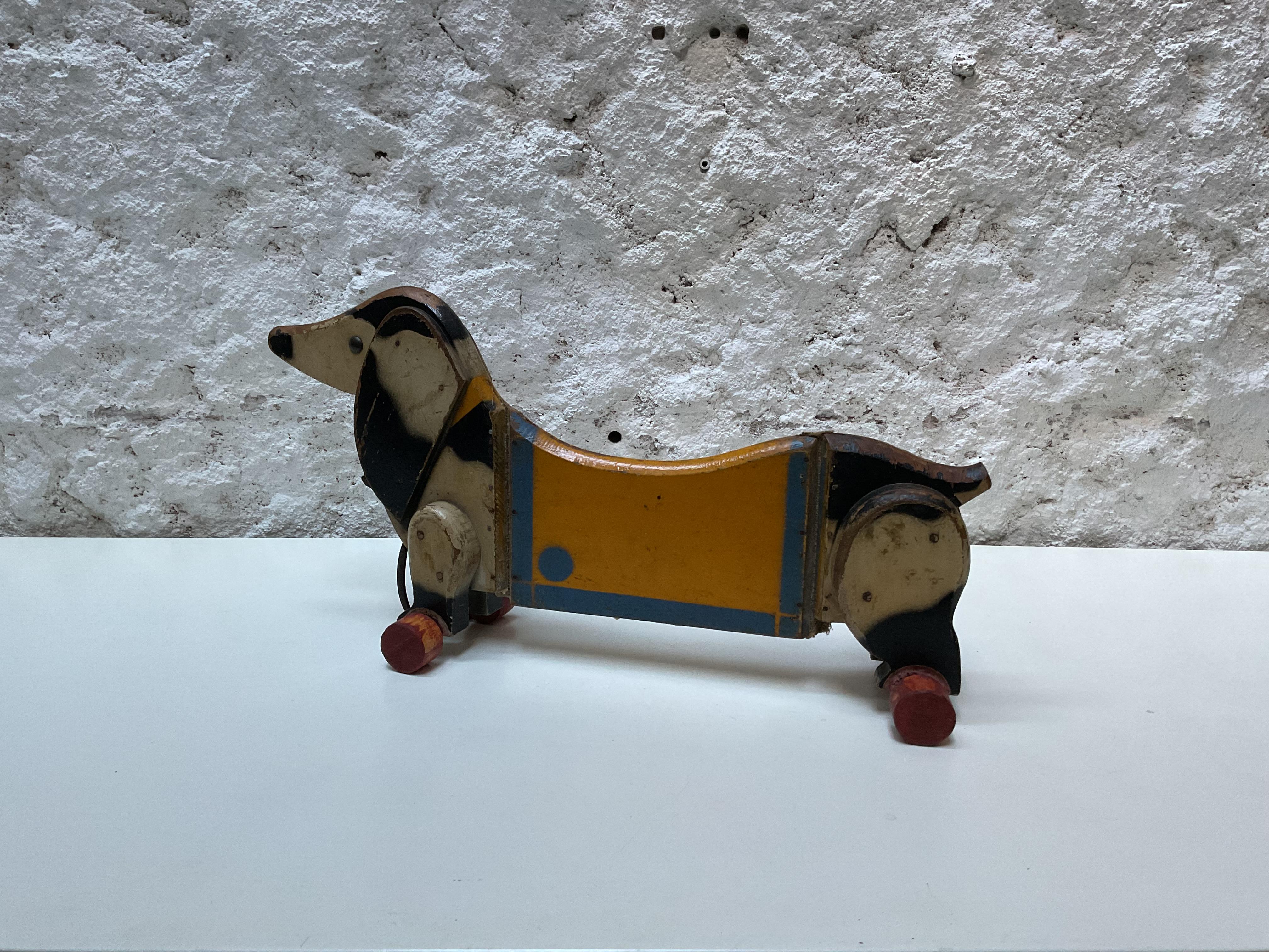 Hölzernes Dackel-Ziehspielzeug auf Rädern, CIRCA 1940 (Mitte des 20. Jahrhunderts) im Angebot