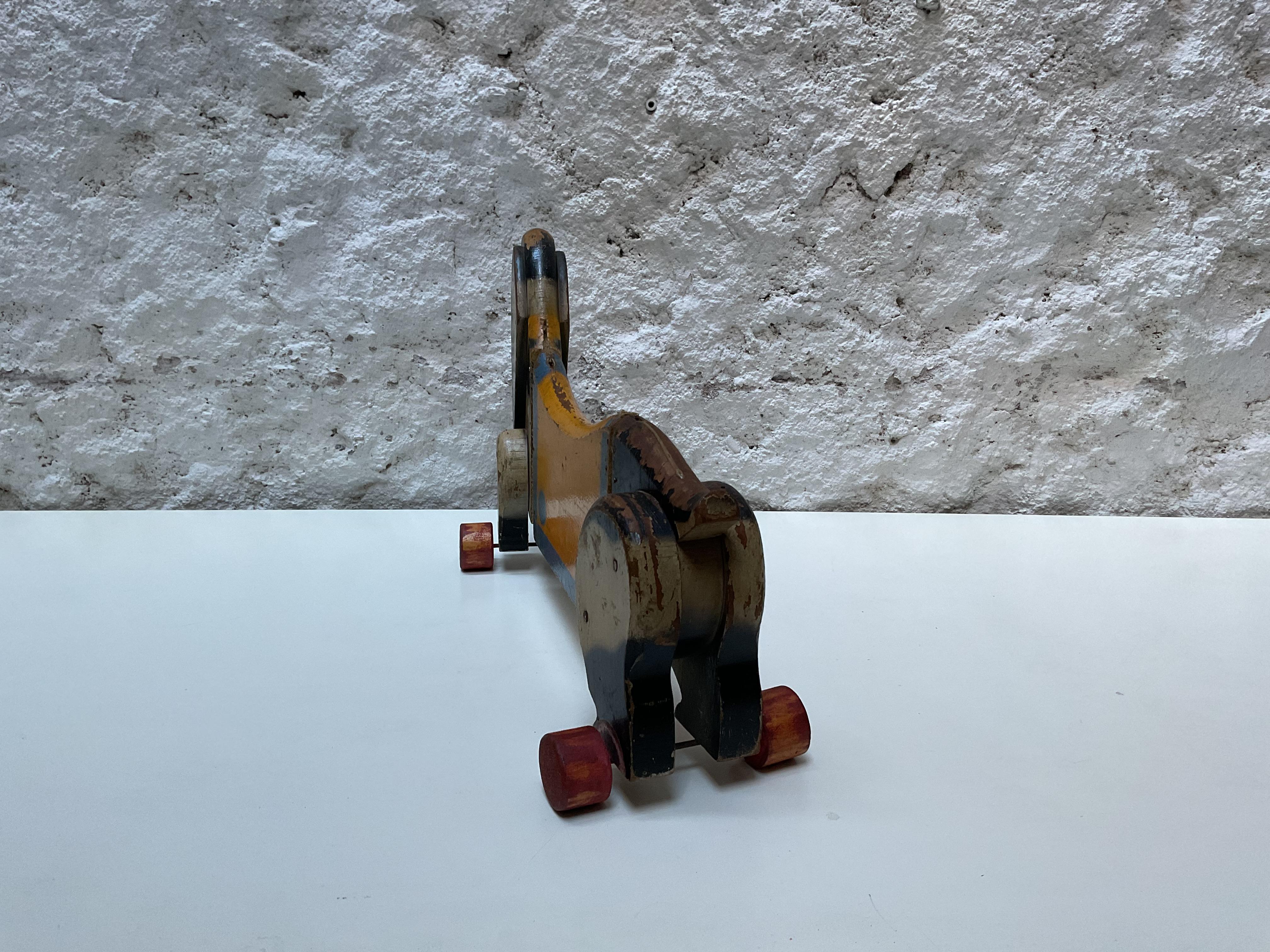 Hölzernes Dackel-Ziehspielzeug auf Rädern, CIRCA 1940 (Holz) im Angebot