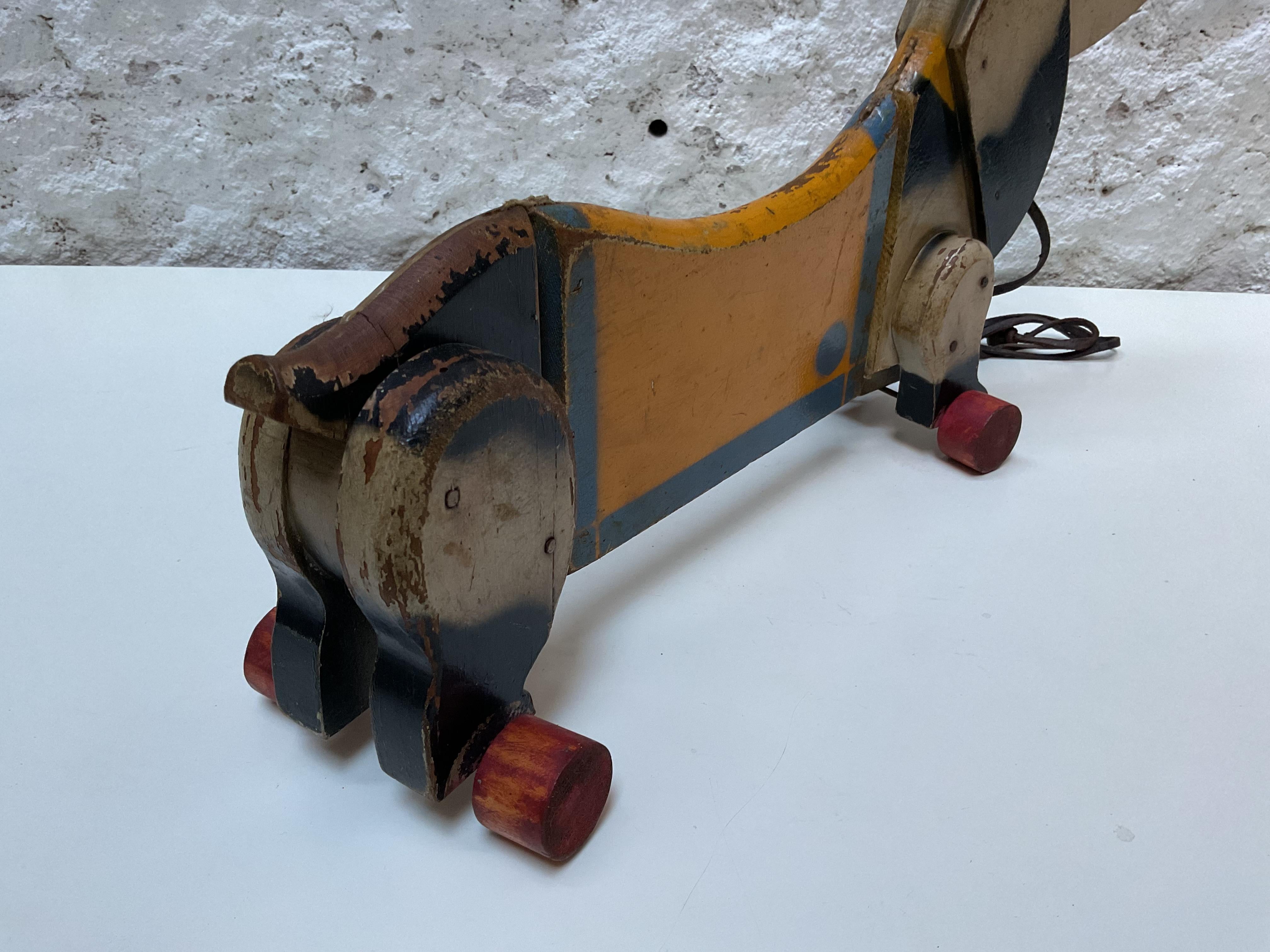 Hölzernes Dackel-Ziehspielzeug auf Rädern, CIRCA 1940 im Angebot 1