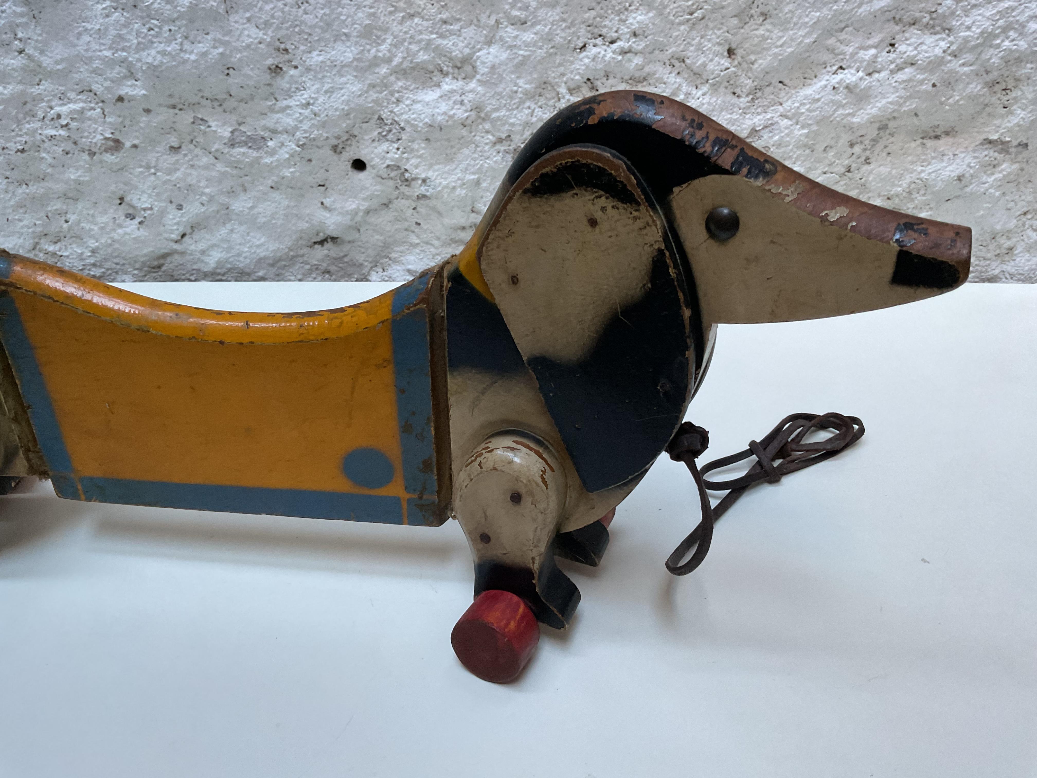 Hölzernes Dackel-Ziehspielzeug auf Rädern, CIRCA 1940 im Angebot 2