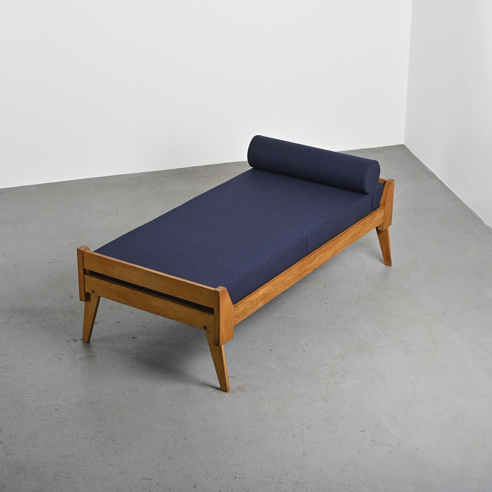 Tagesbett aus Holz mit dunkelblauem Stoff, Frankreich, um 1955 (20. Jahrhundert) im Angebot