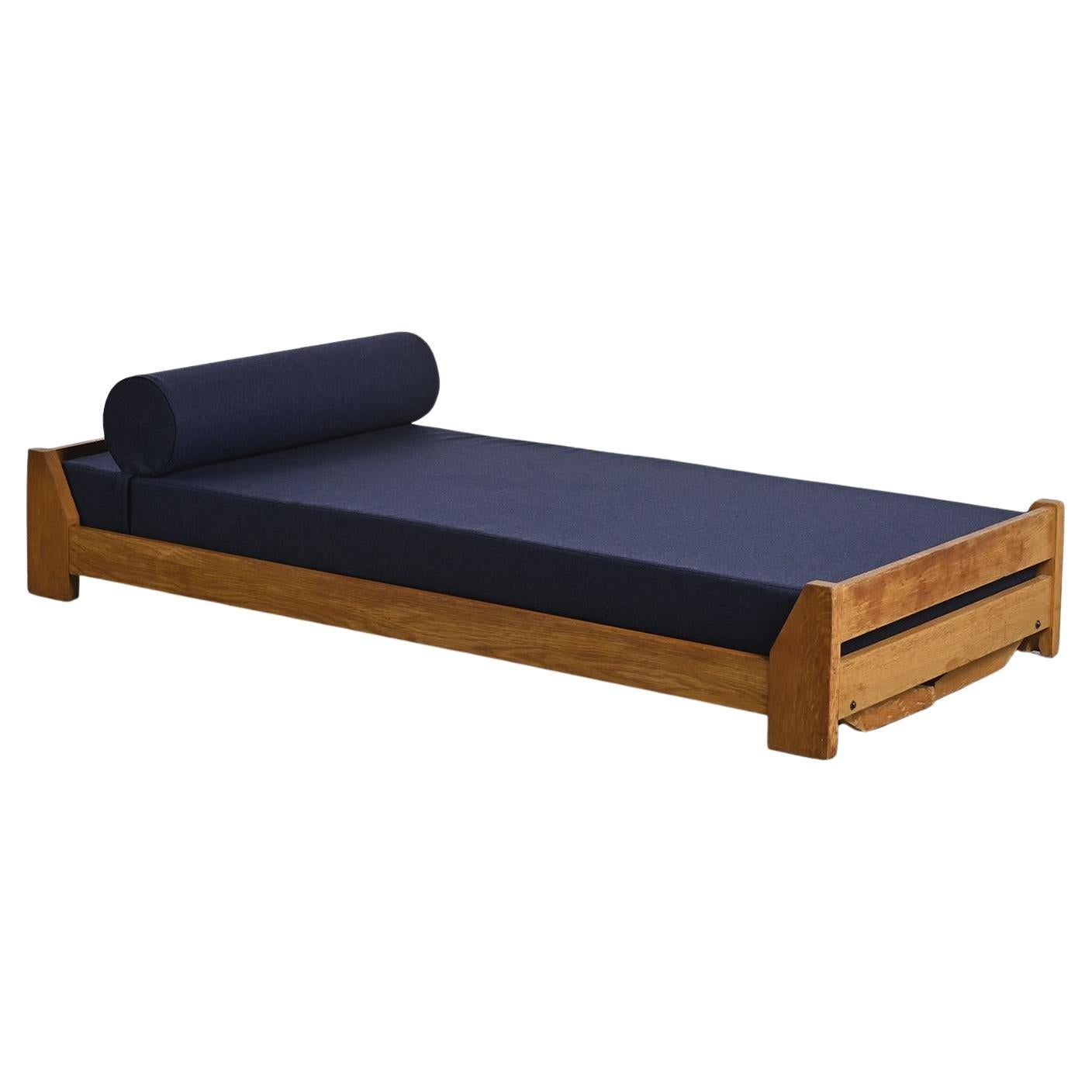 Tagesbett aus Holz mit dunkelblauem Stoff, Frankreich, um 1955 im Angebot