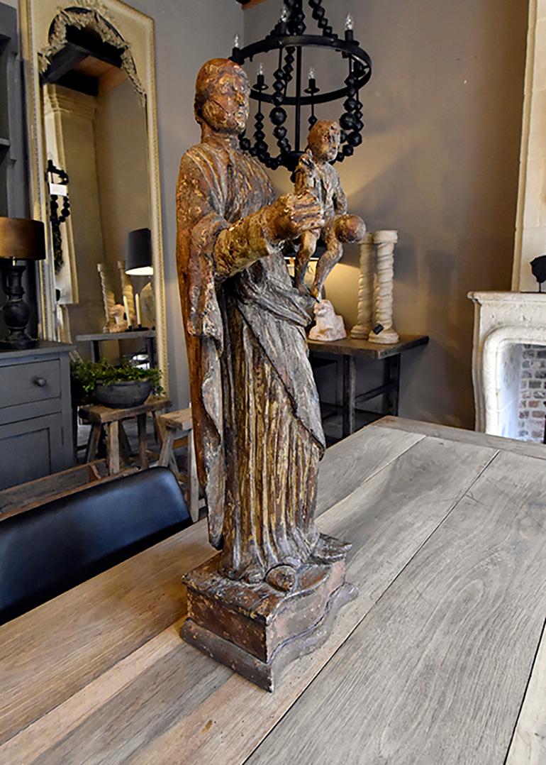 Beautiful wooden carved statue from the 20th century
showing mother with child.
Recuperated from a mansion near Brussels, Belgium.