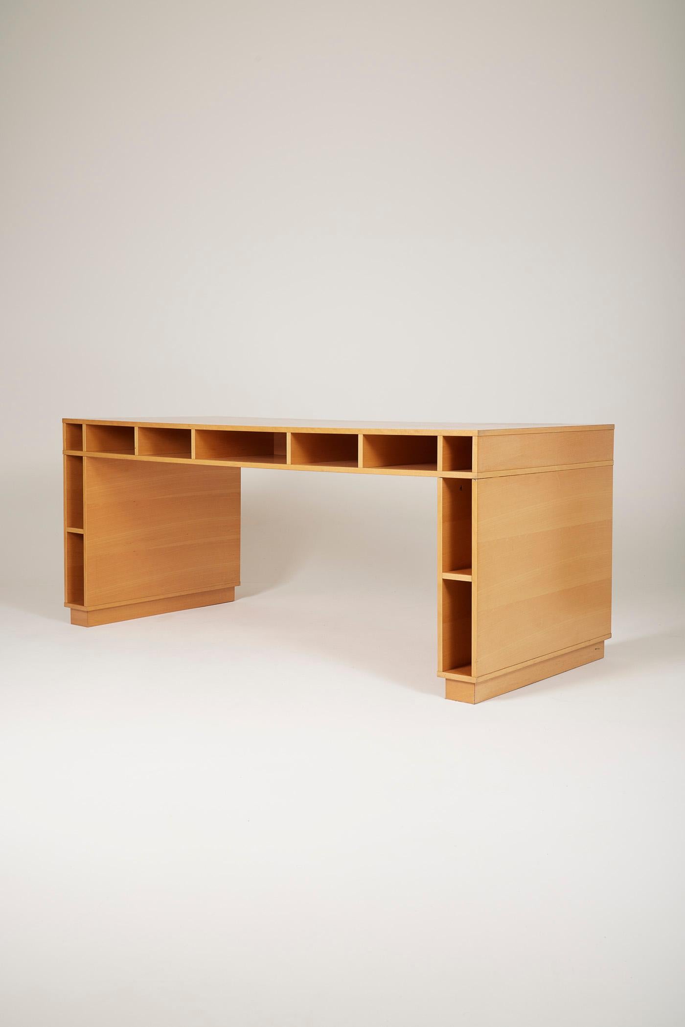 Wooden desk by Ricardo Bofill In Good Condition For Sale In PARIS, FR