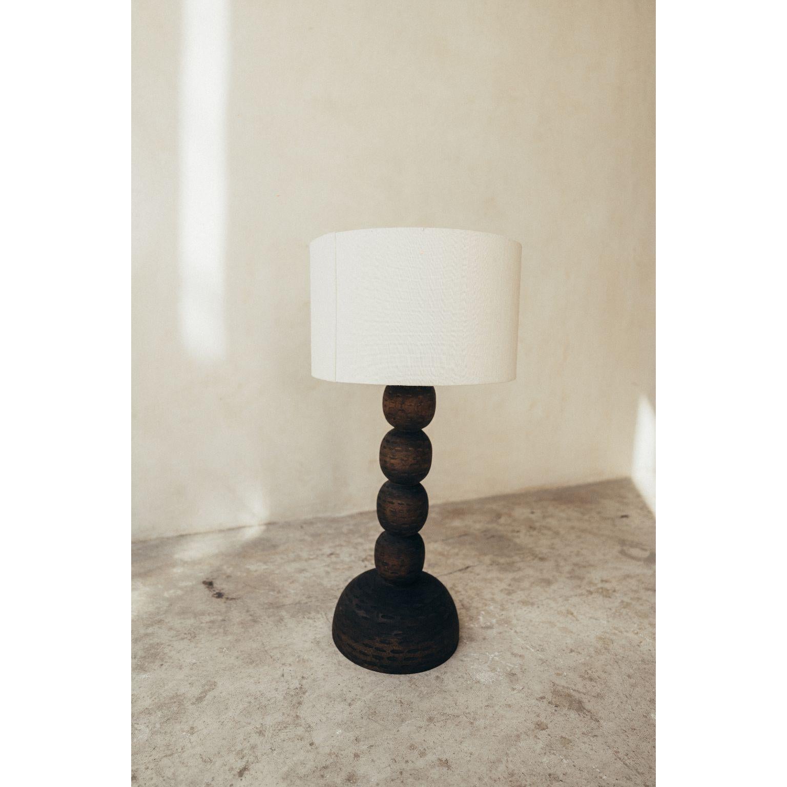 Schreibtischlampe aus Holz im Vintage-Stil mit Leinenschirm von Daniel Orozco.
Abmessungen: D 30 x H 45 cm.
MATERIALIEN: Holz, Leinen.

Alle unsere Lampen können je nach Land verkabelt werden. Wenn es in die USA verkauft wird, wird es zum