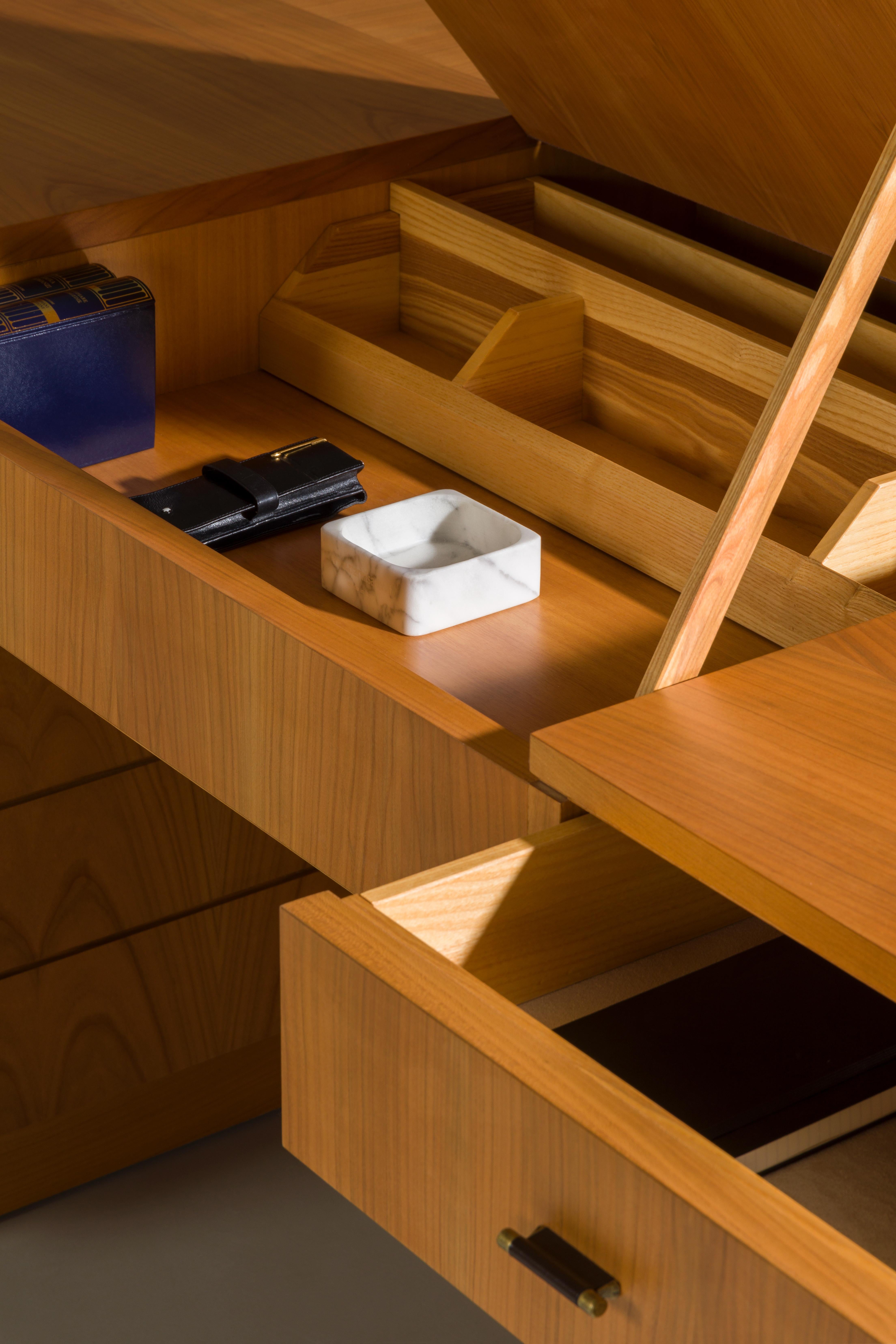desk wooden