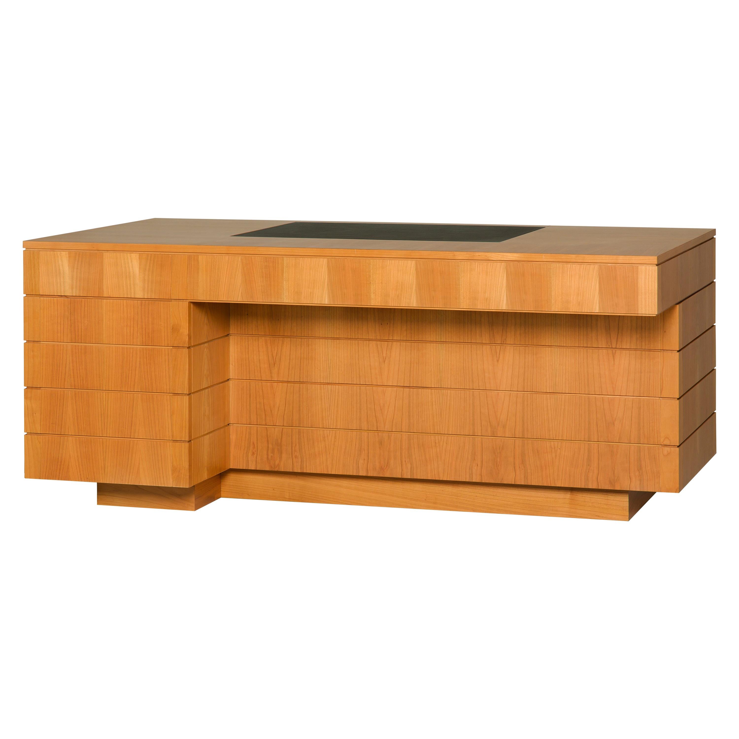 Schreibtisch aus Holz aus Kirschbaumholz mit Lederplatte und Schubladen, von Morelato