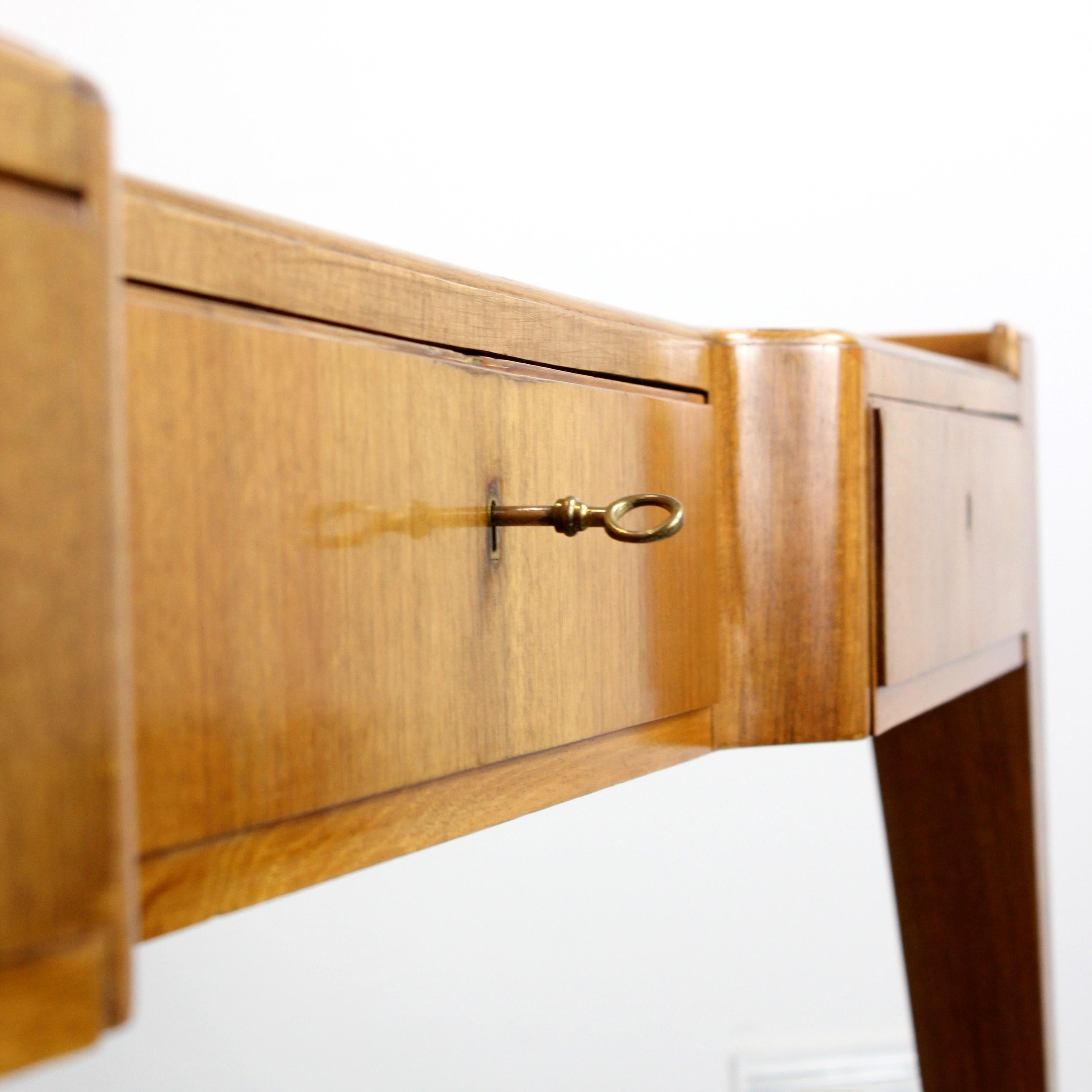 Scrivania in legno con intarsio geometrico e decorazioni in ottone dorato - in vendita 4