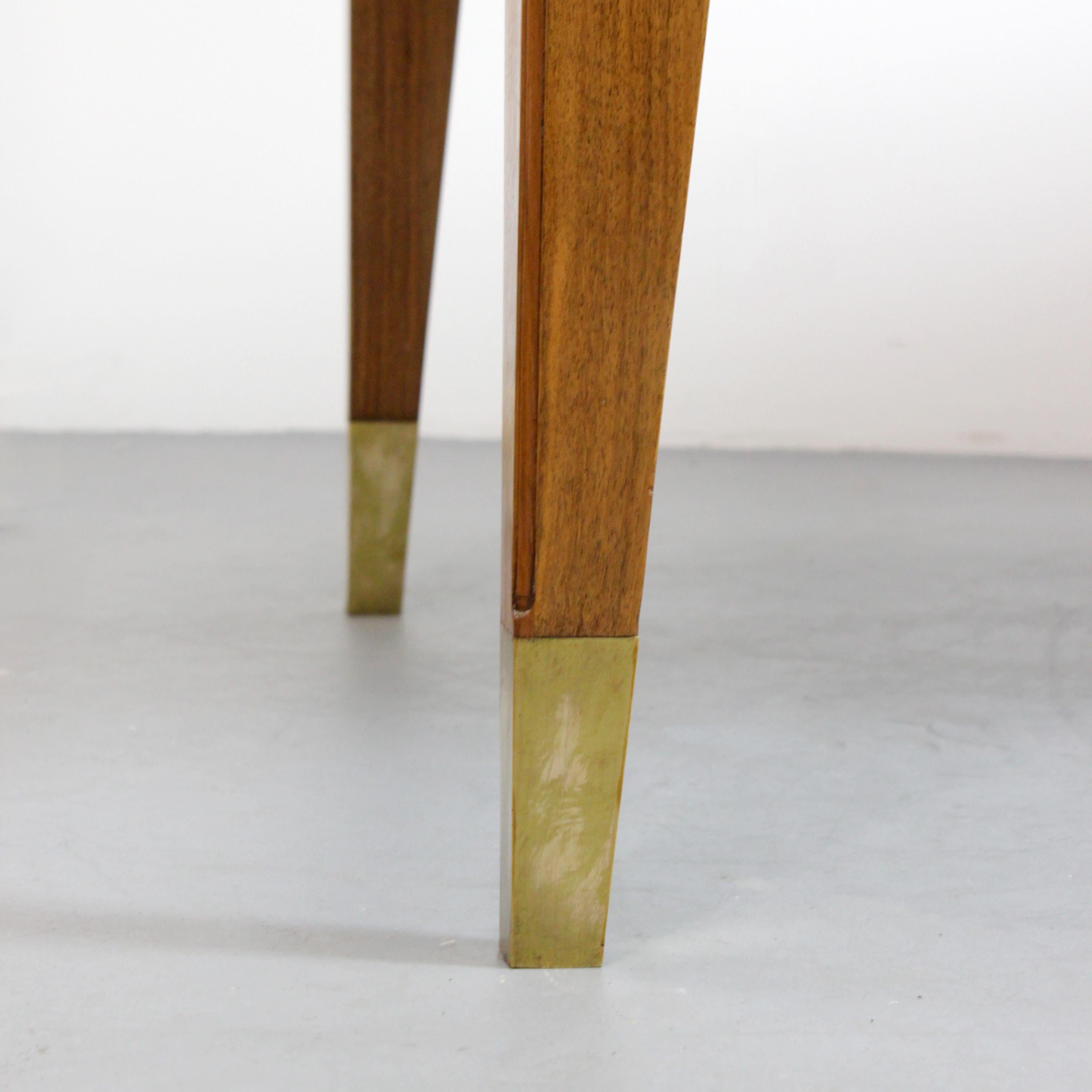 Scrivania in legno con intarsio geometrico e decorazioni in ottone dorato - in vendita 5