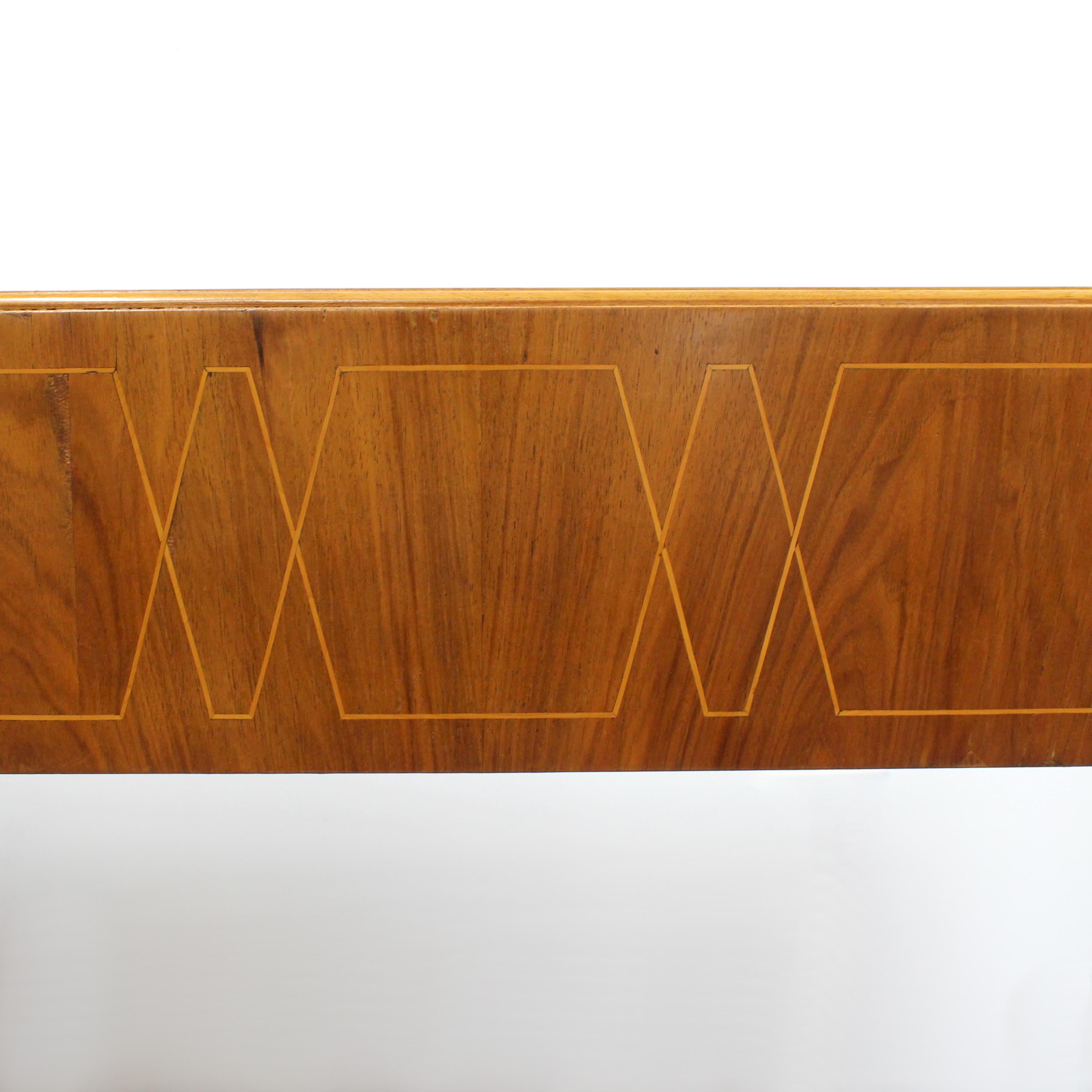 Scrivania in legno con intarsio geometrico e decorazioni in ottone dorato - in vendita 6