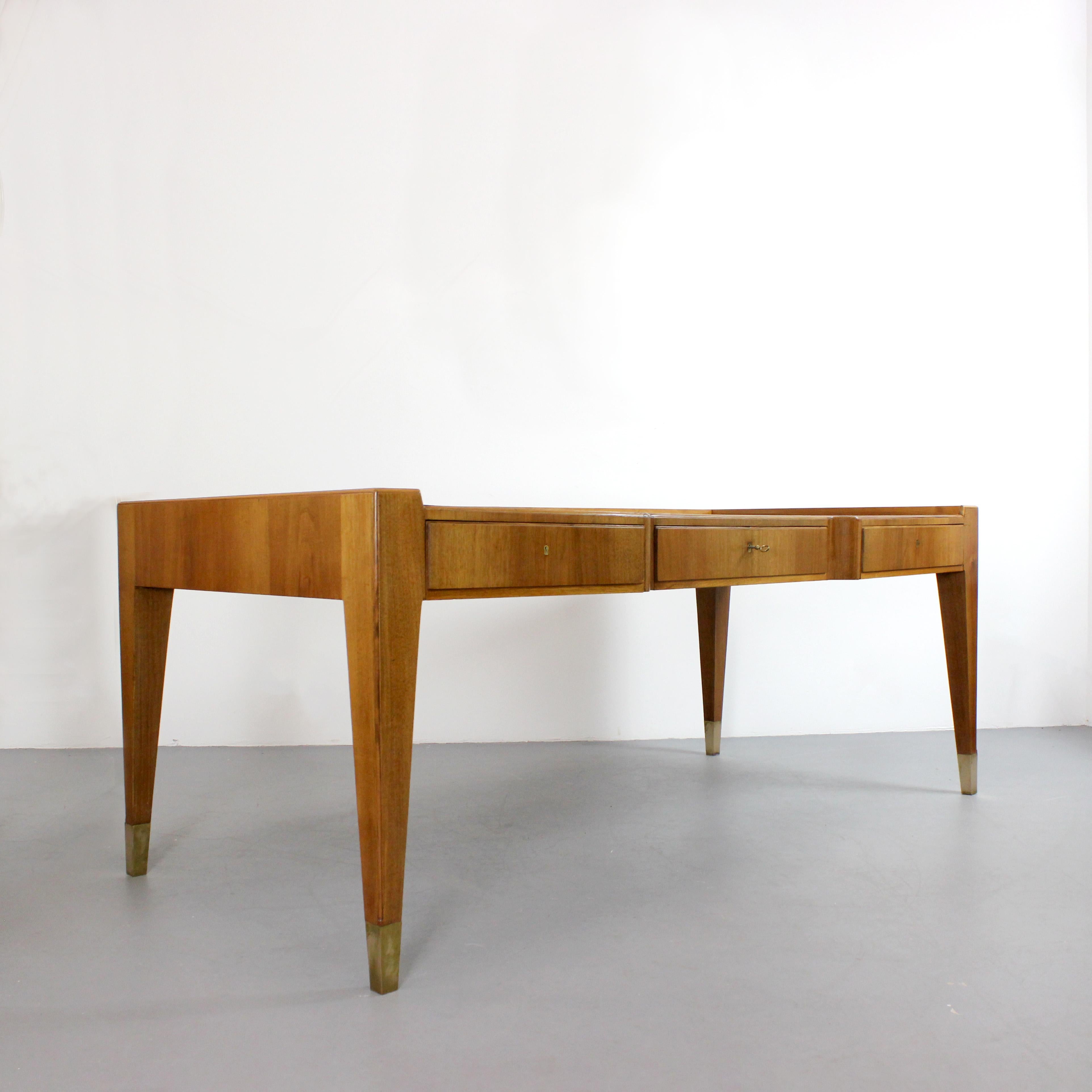 Scrivania in legno con intarsi geometrici e decorazioni in ottone dorato - Attribuita a Gio Ponti - 1940 circa - Italia

Dimensioni: 76 x 190 x 90 cm