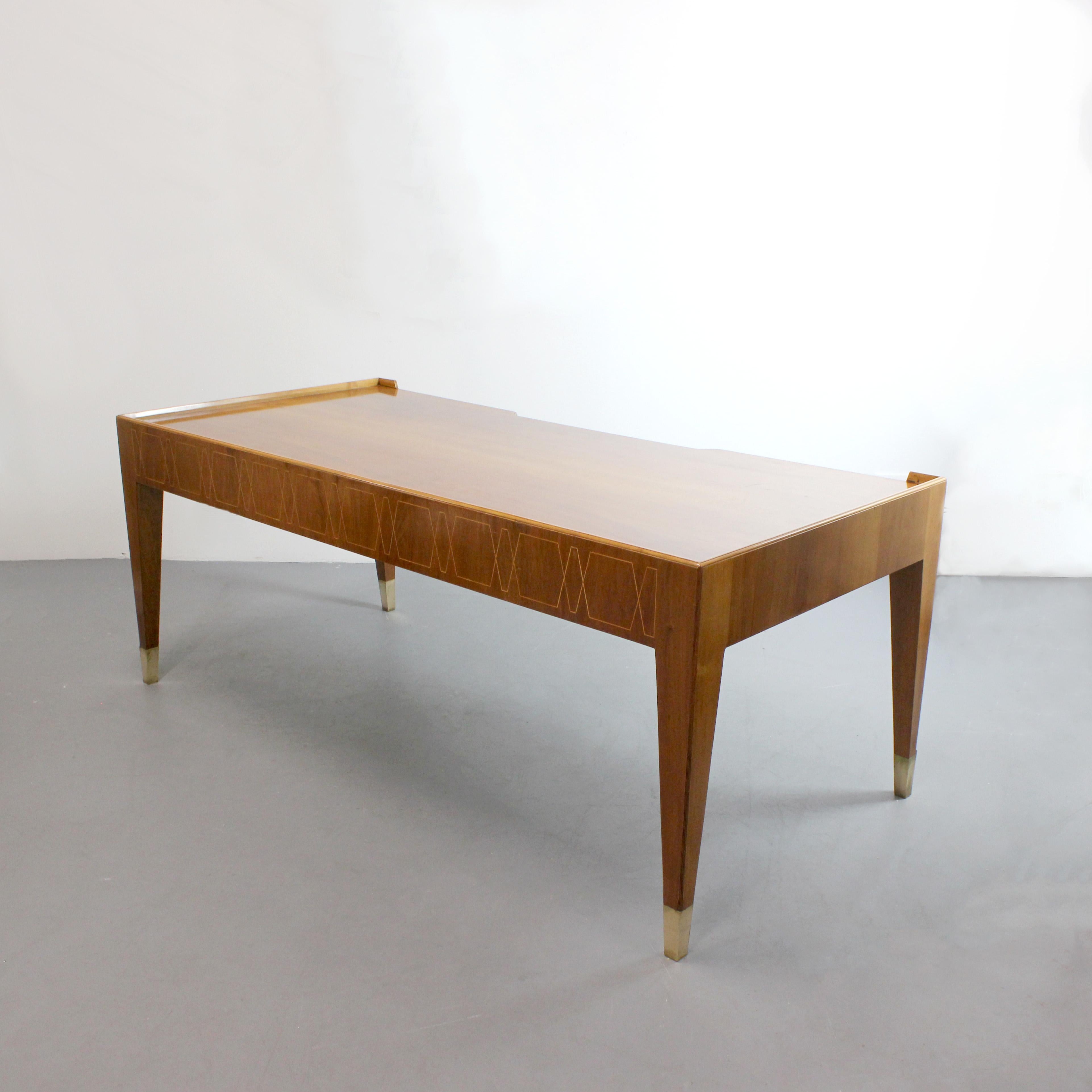 Italiano Scrivania in legno con intarsio geometrico e decorazioni in ottone dorato - in vendita