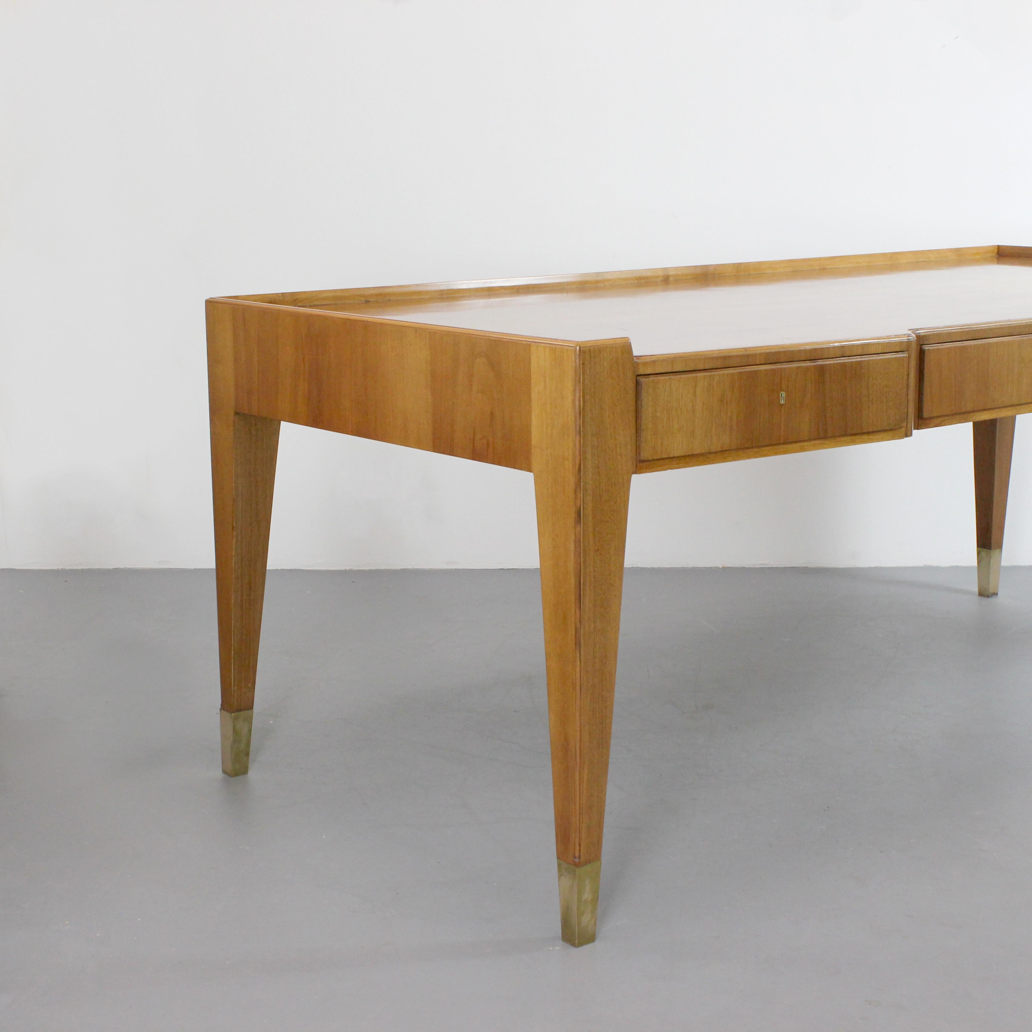 Scrivania in legno con intarsio geometrico e decorazioni in ottone dorato - In condizioni buone in vendita a Madrid, España