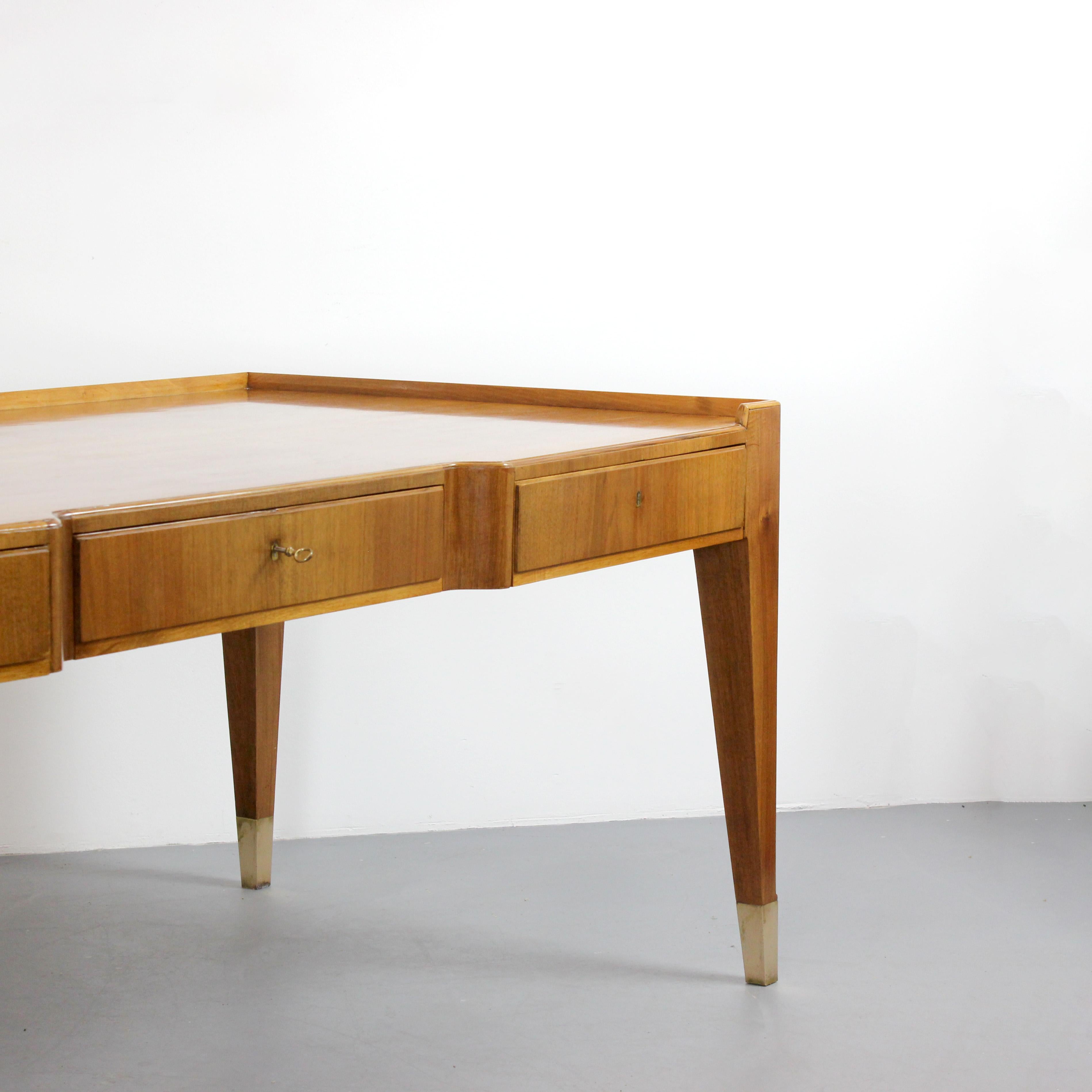 Metà XX secolo Scrivania in legno con intarsio geometrico e decorazioni in ottone dorato - in vendita