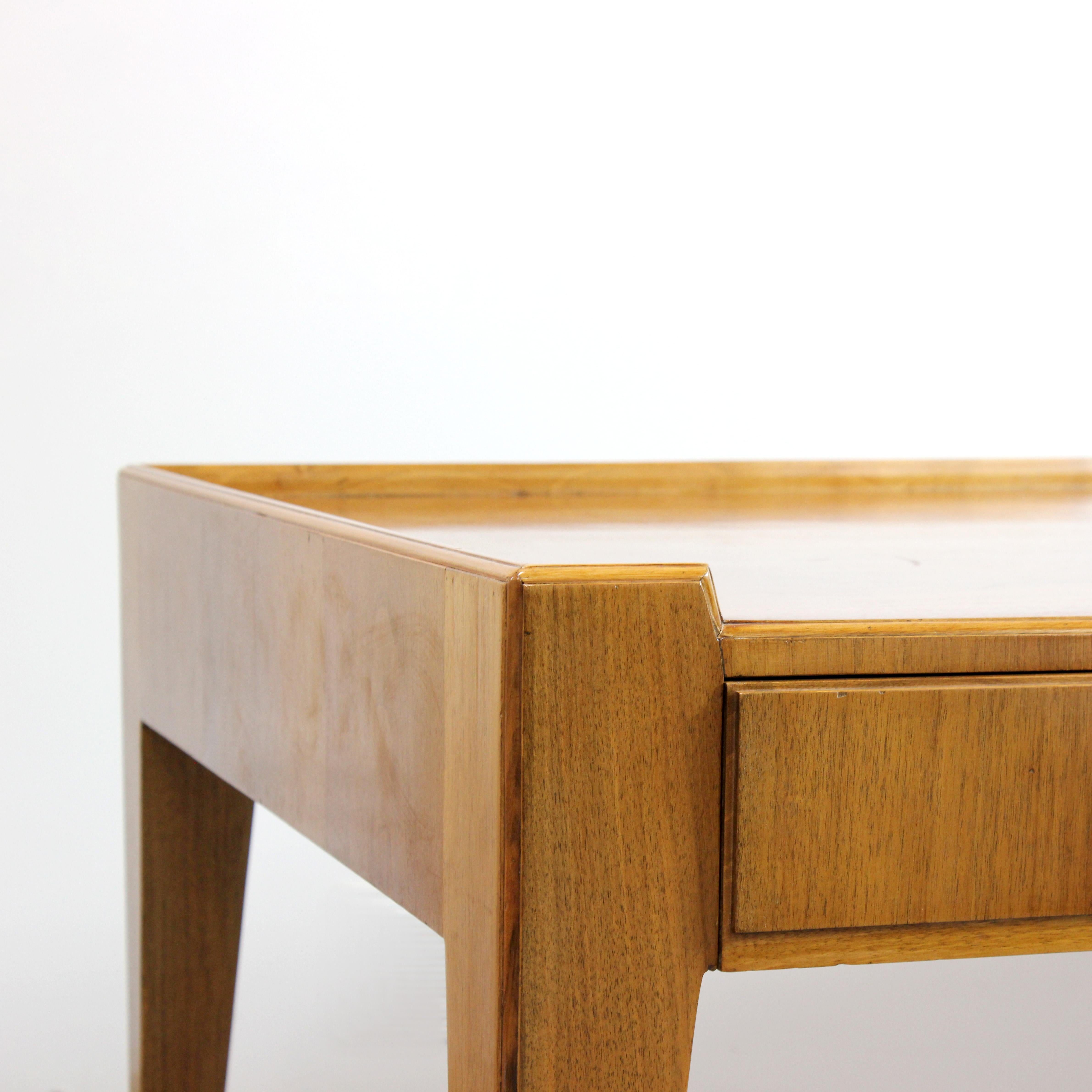 Ottone Scrivania in legno con intarsio geometrico e decorazioni in ottone dorato - in vendita