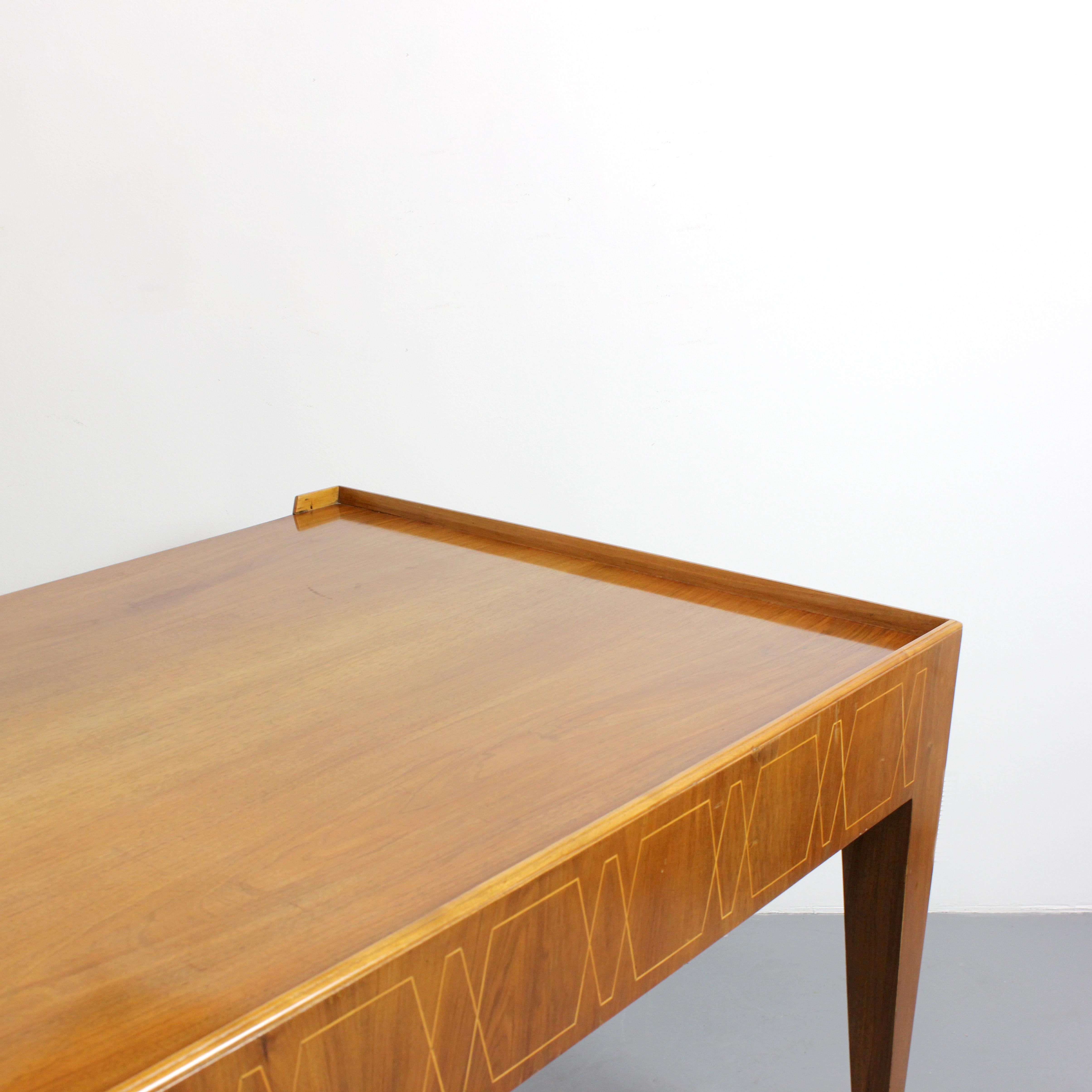 Scrivania in legno con intarsio geometrico e decorazioni in ottone dorato - in vendita 1