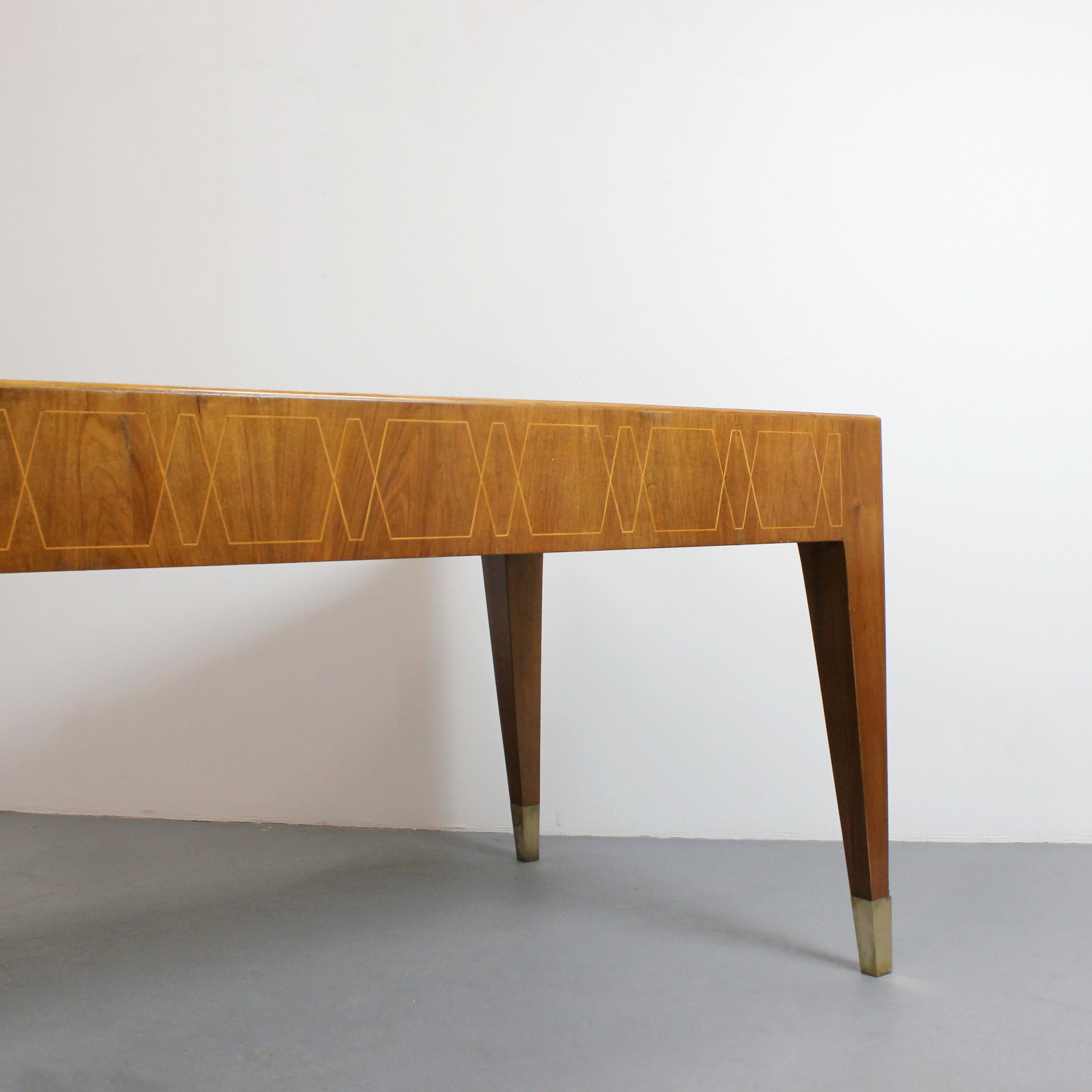 Scrivania in legno con intarsio geometrico e decorazioni in ottone dorato - in vendita 2