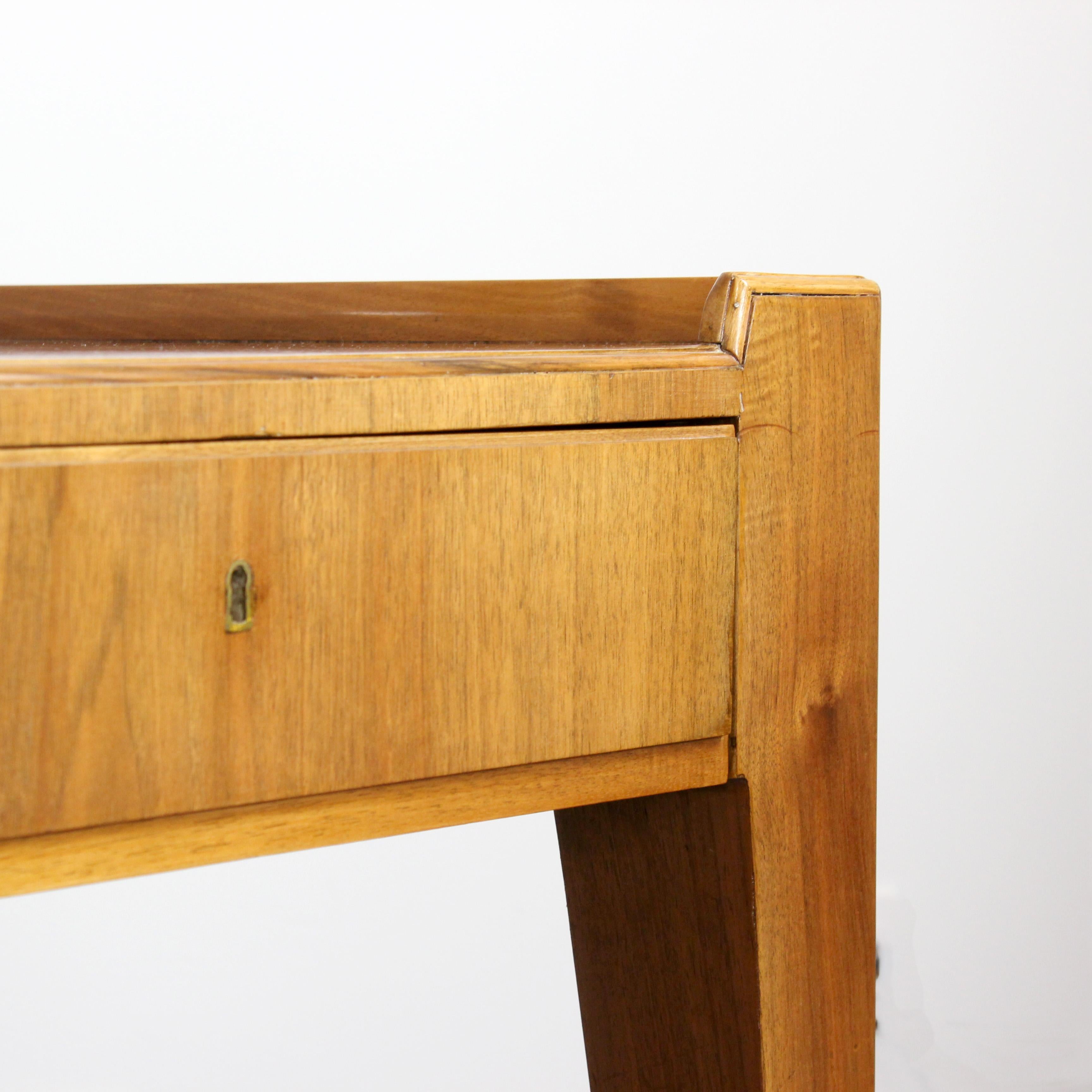 Scrivania in legno con intarsio geometrico e decorazioni in ottone dorato - in vendita 3