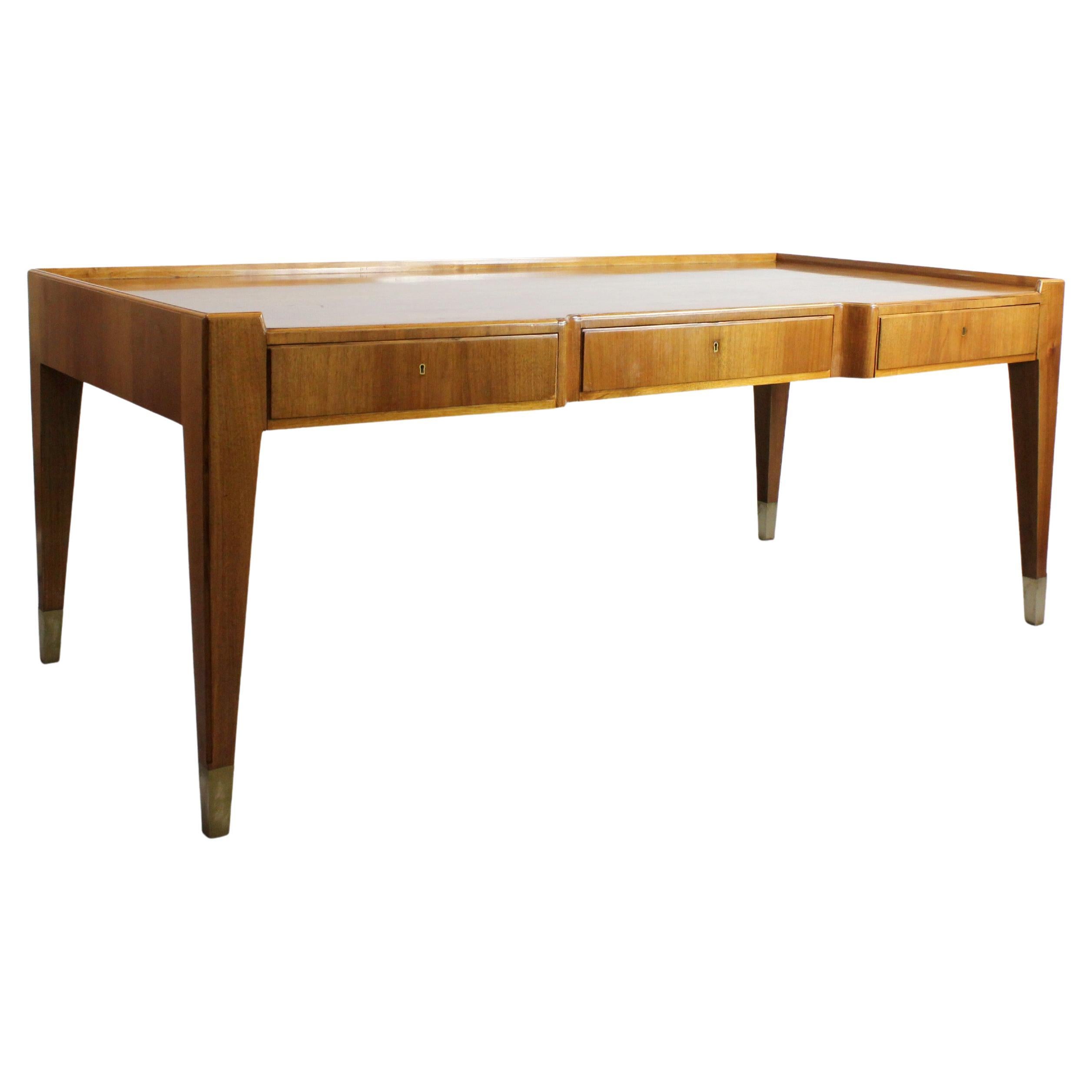 Scrivania in legno con intarsio geometrico e decorazioni in ottone dorato - in vendita