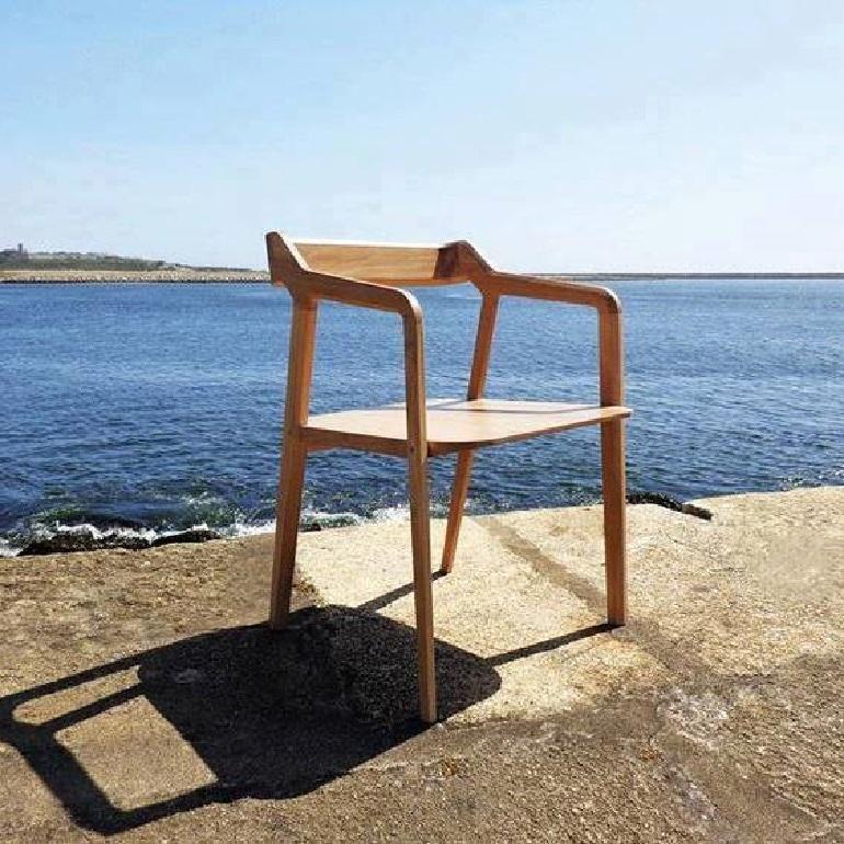 Sedia da pranzo in legno con un tocco di modernità in vendita 2