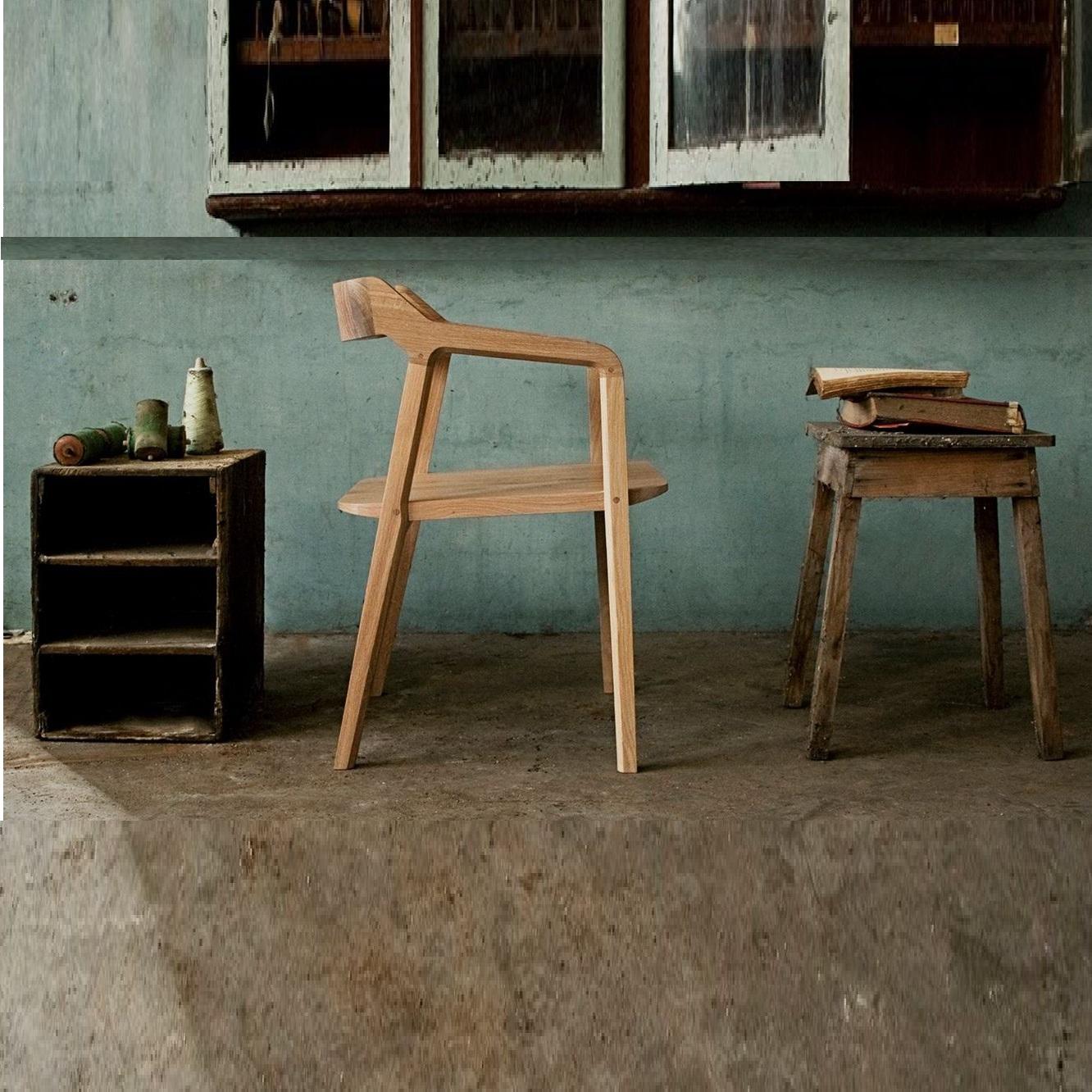 Sedia da pranzo in legno con un tocco di modernità in vendita 3