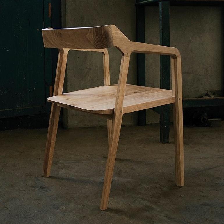 Sedia da pranzo in legno con un tocco di modernità in vendita 4