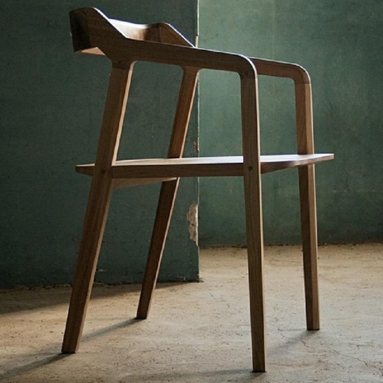 Sedia da pranzo in legno con un tocco di modernità in vendita 5