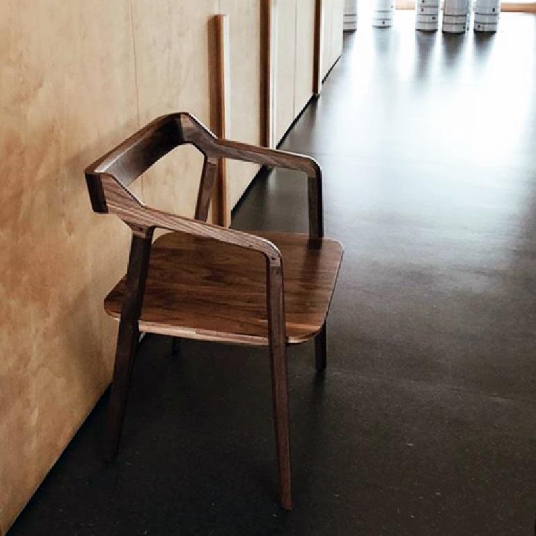 Sedia da pranzo in legno con un tocco di modernità in vendita 6
