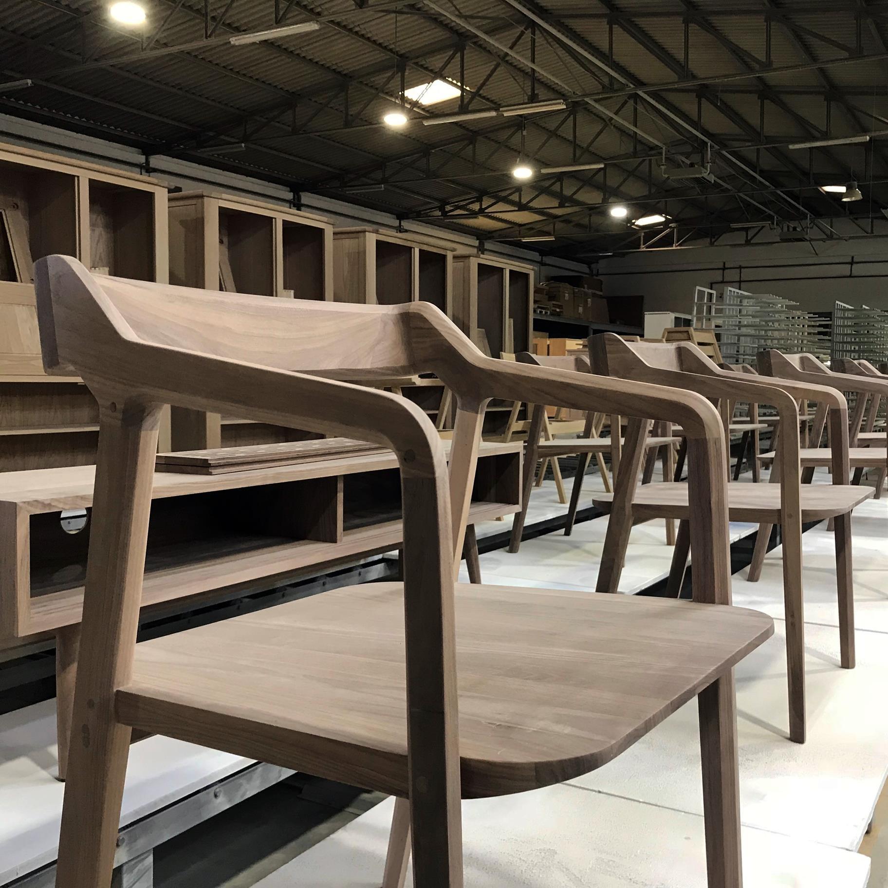 Sedia da pranzo in legno con un tocco di modernità in vendita 7