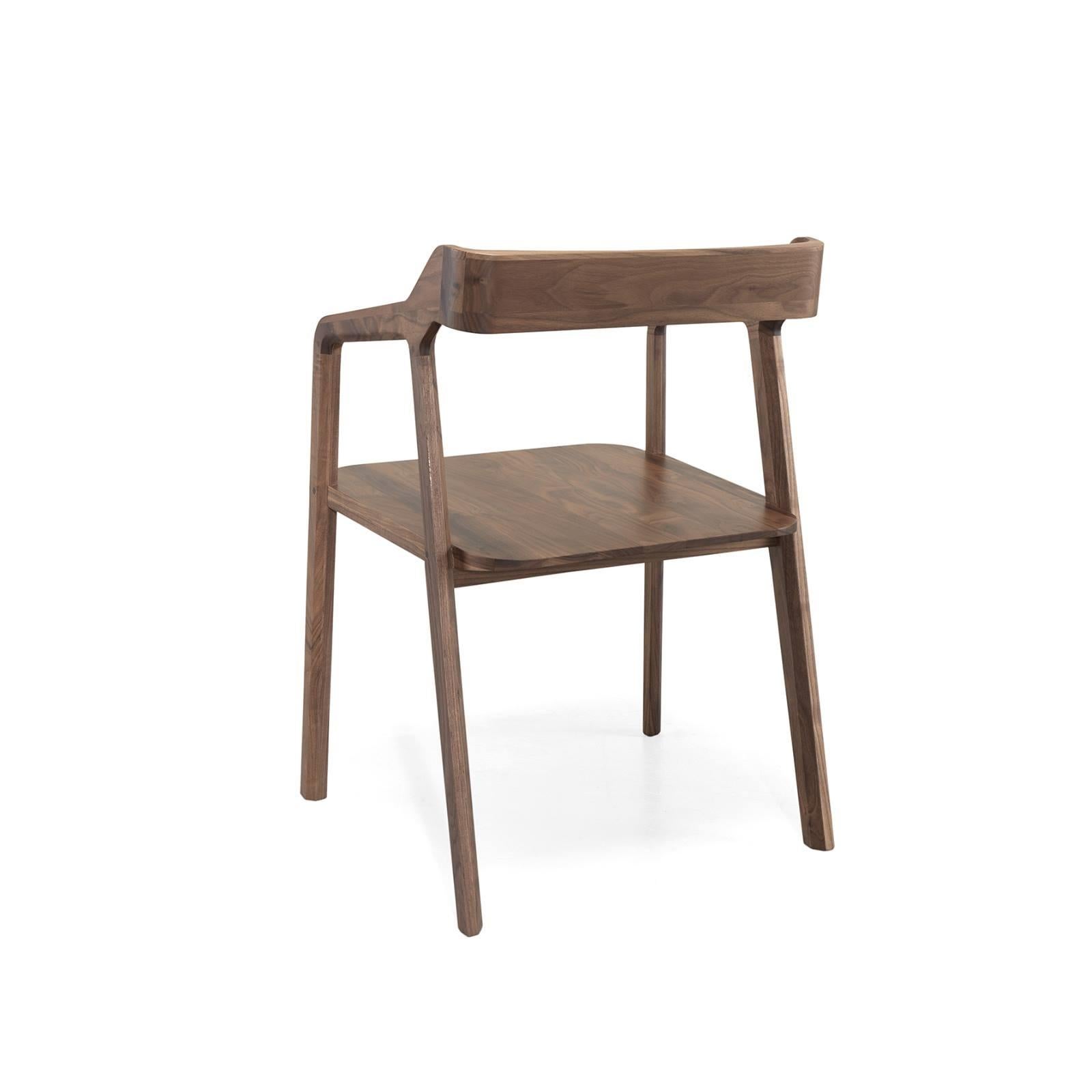 Questa sedia esplora il contrasto tra peso e leggerezza grazie alla sua struttura interamente in legno. Il suo design emana eleganza e lo eleva a un livello raffinato, mentre il peso e la forza intrinseca del legno massiccio lo mettono saldamente a