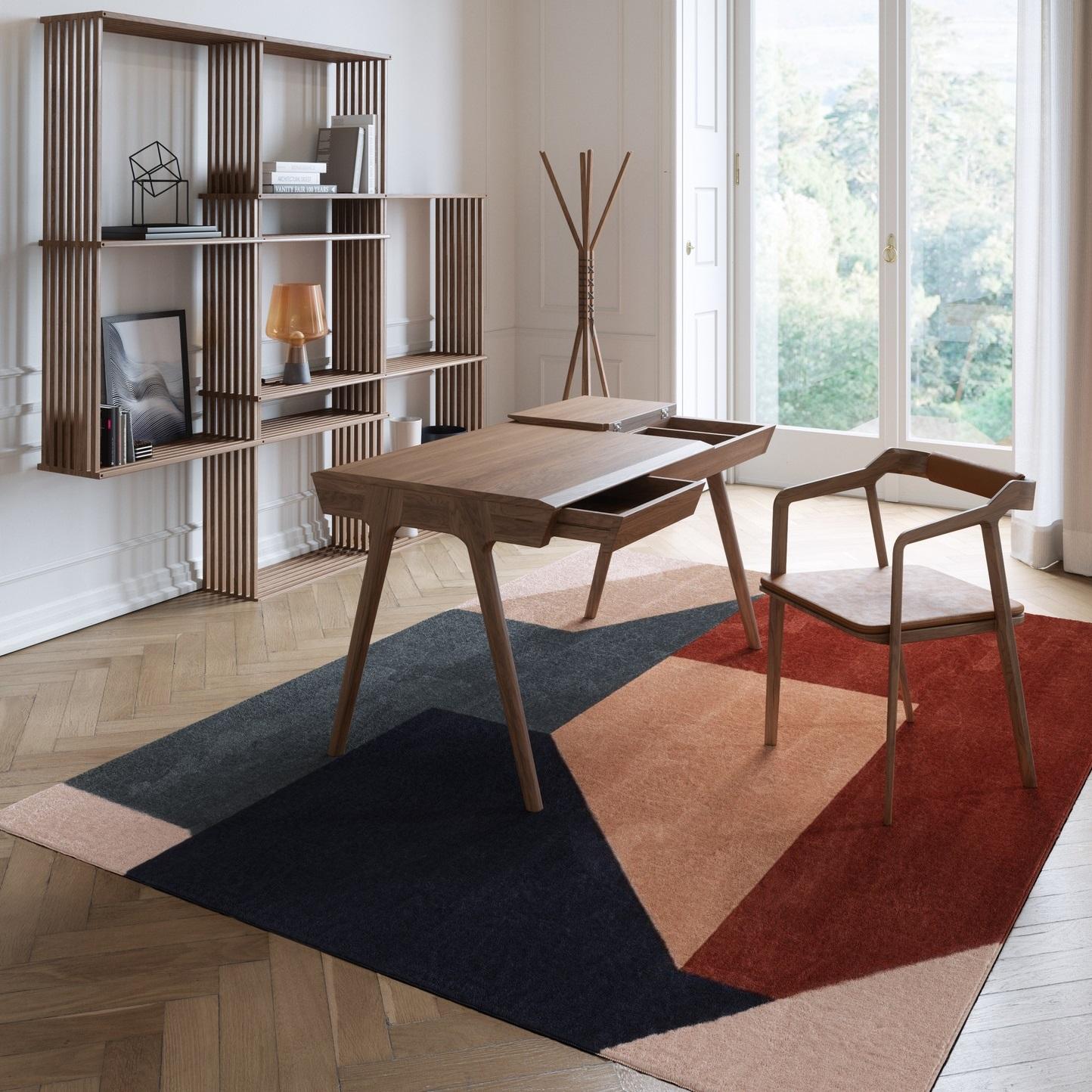 Sedia da pranzo in legno con un tocco di modernità In condizioni Nuovo in vendita a NEW YORK, NY