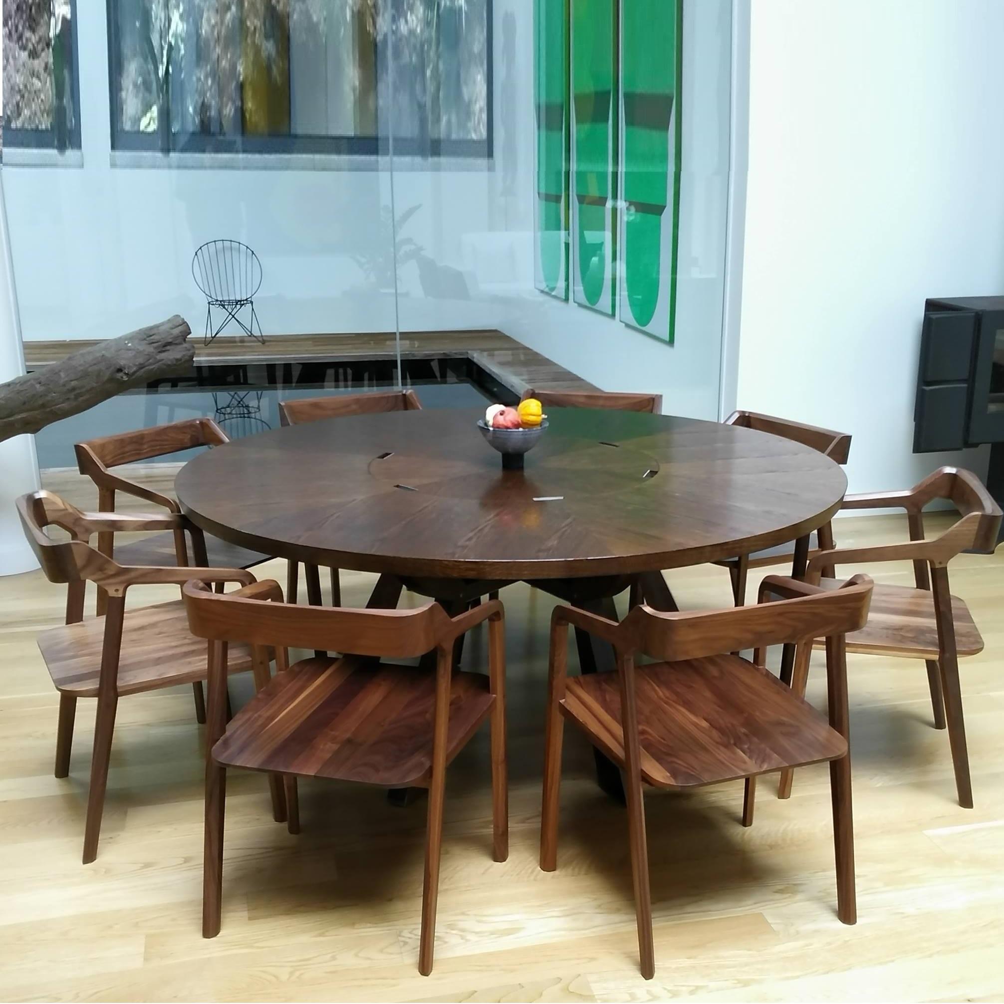 XXI secolo e contemporaneo Sedia da pranzo in legno con un tocco di modernità in vendita