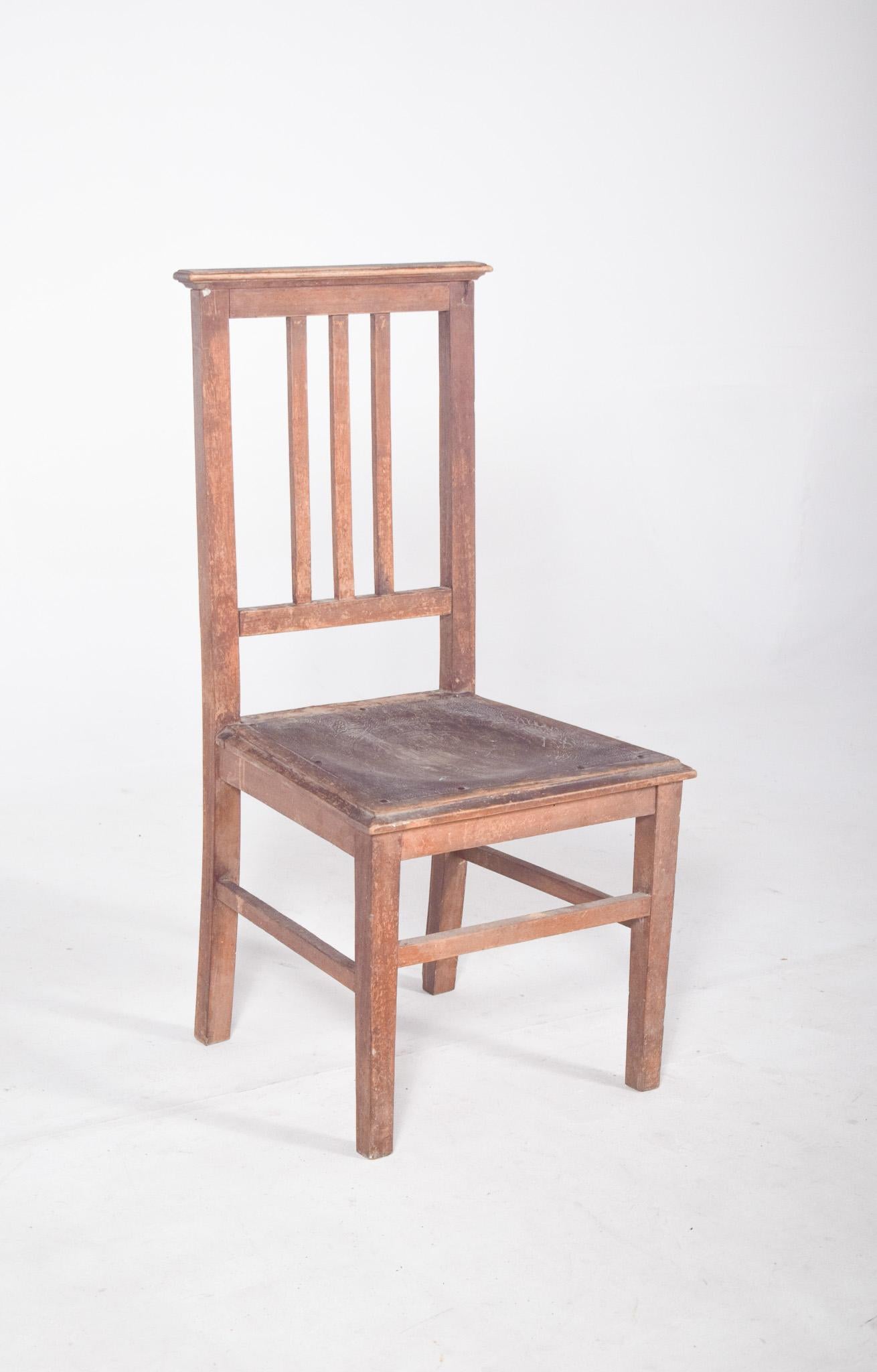 Wooden chair with worked bottom. Made of solid wood, with a simple and functional design, a firm structure and balanced proportions. The straight backrest features three vertical crossbars that provide support and visual lightness to the set, in