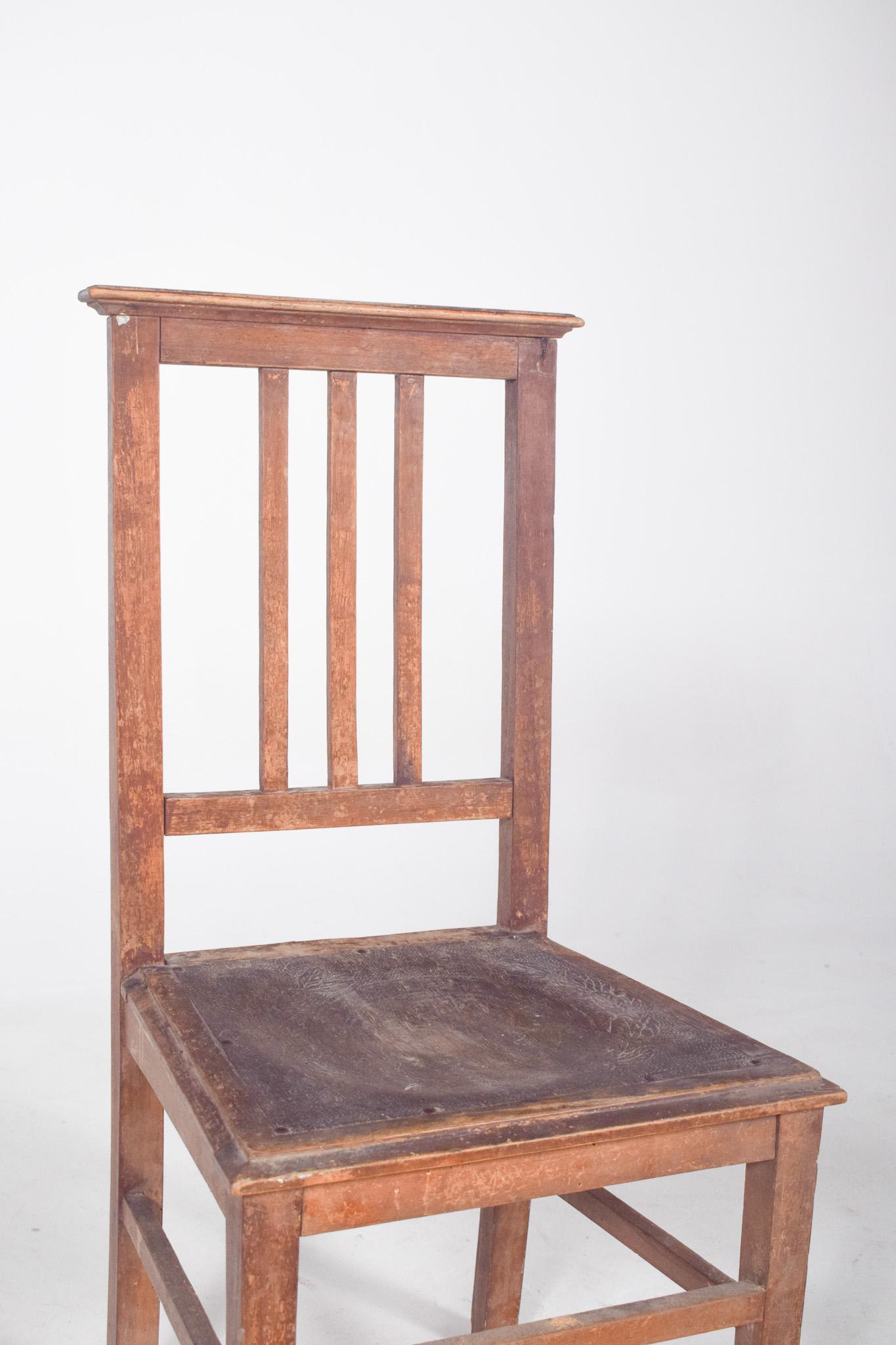 Wooden Dining Chair with Worked Bottom In Good Condition For Sale In Lisboa, Lisboa