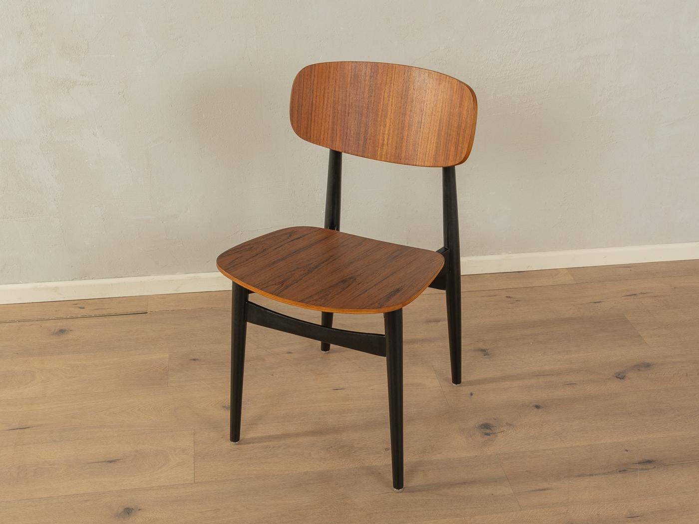 Klassische Esszimmerstühle aus den 1960er Jahren. Hochwertiges Gestell aus schwarz lackiertem Buchenholz mit Sitz- und Rückenschale aus gebogenem  Sperrholz in Teakholz. Das Angebot umfasst 4 Stühle.

Qualitätsmerkmale:
sehr gute
