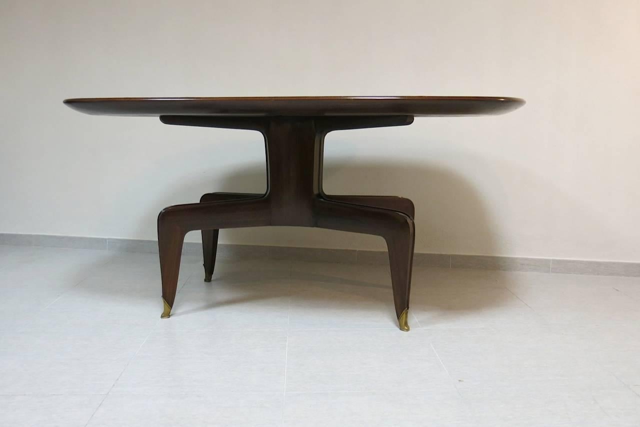 Bellissimo tavolo da pranzo in legno nello stile di Giò Ponti con punte in ottone, 1950.